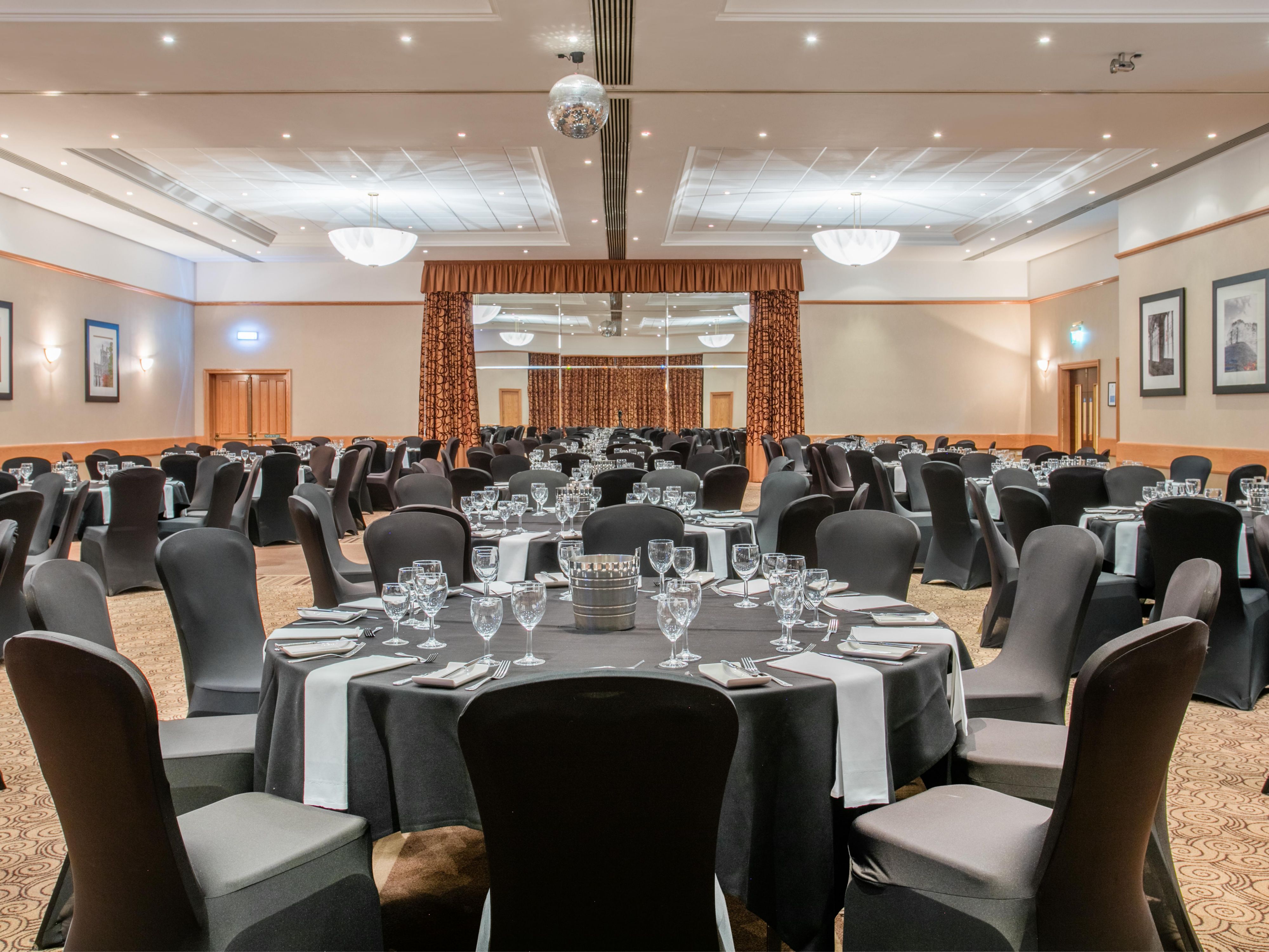 Looking for the perfect venue to celebrate a special occasion? Look no further than Crowne Plaza Chester! With a variety of bespoke packages to choose from, we can help you create the perfect celebration for any occasion.