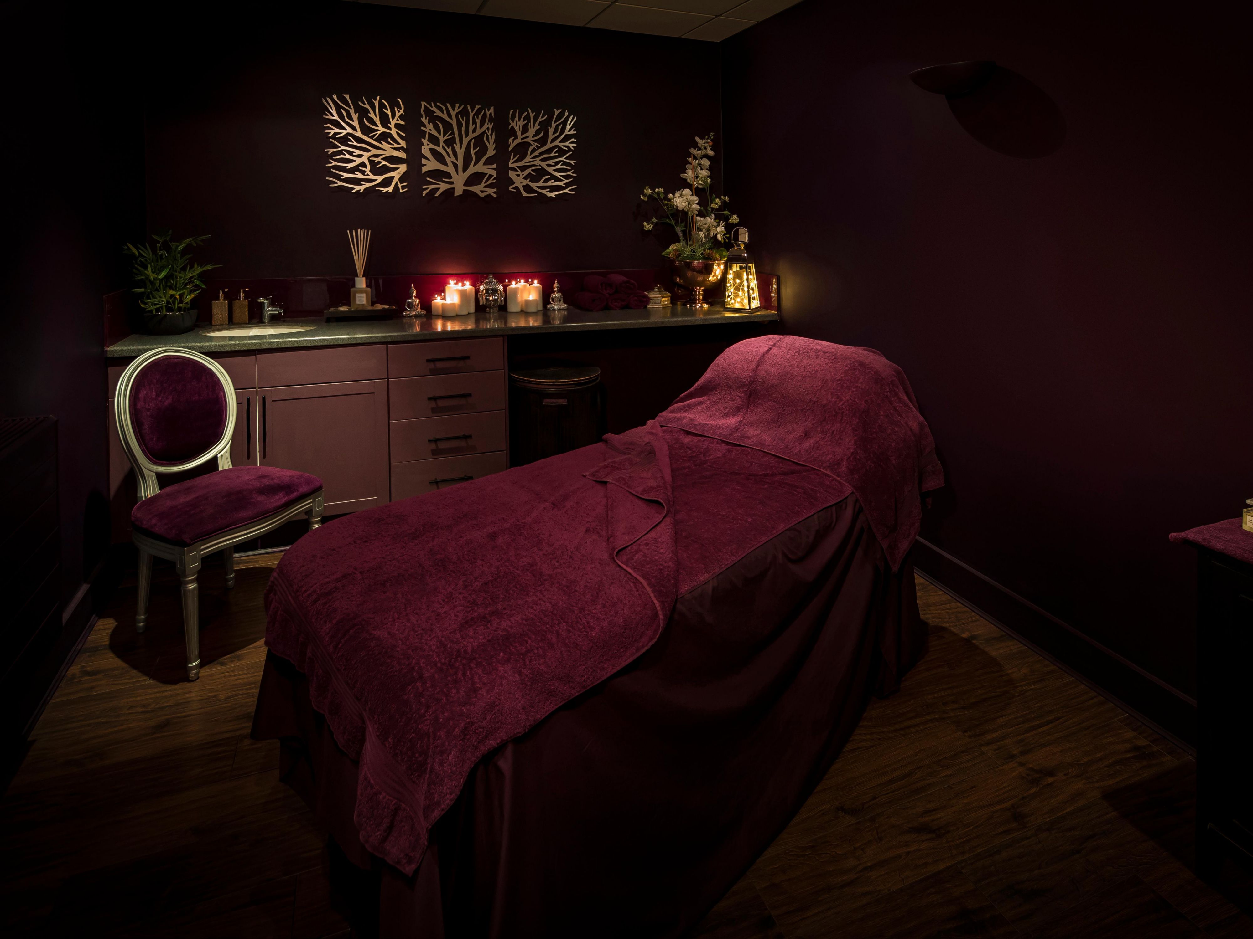 Crowne Spa Chester, a luxurious haven of peace and indulgence located at the renowned Crowne Plaza Chester hotel, a Spa in the heart of Chester City.
Relax with luxury bespoke spa treatments, a relaxing drift away massage, a deep tissue muscle massage or simply a beautiful manicure.
Put yourself in our expert, caring hands at Crowne Spa.