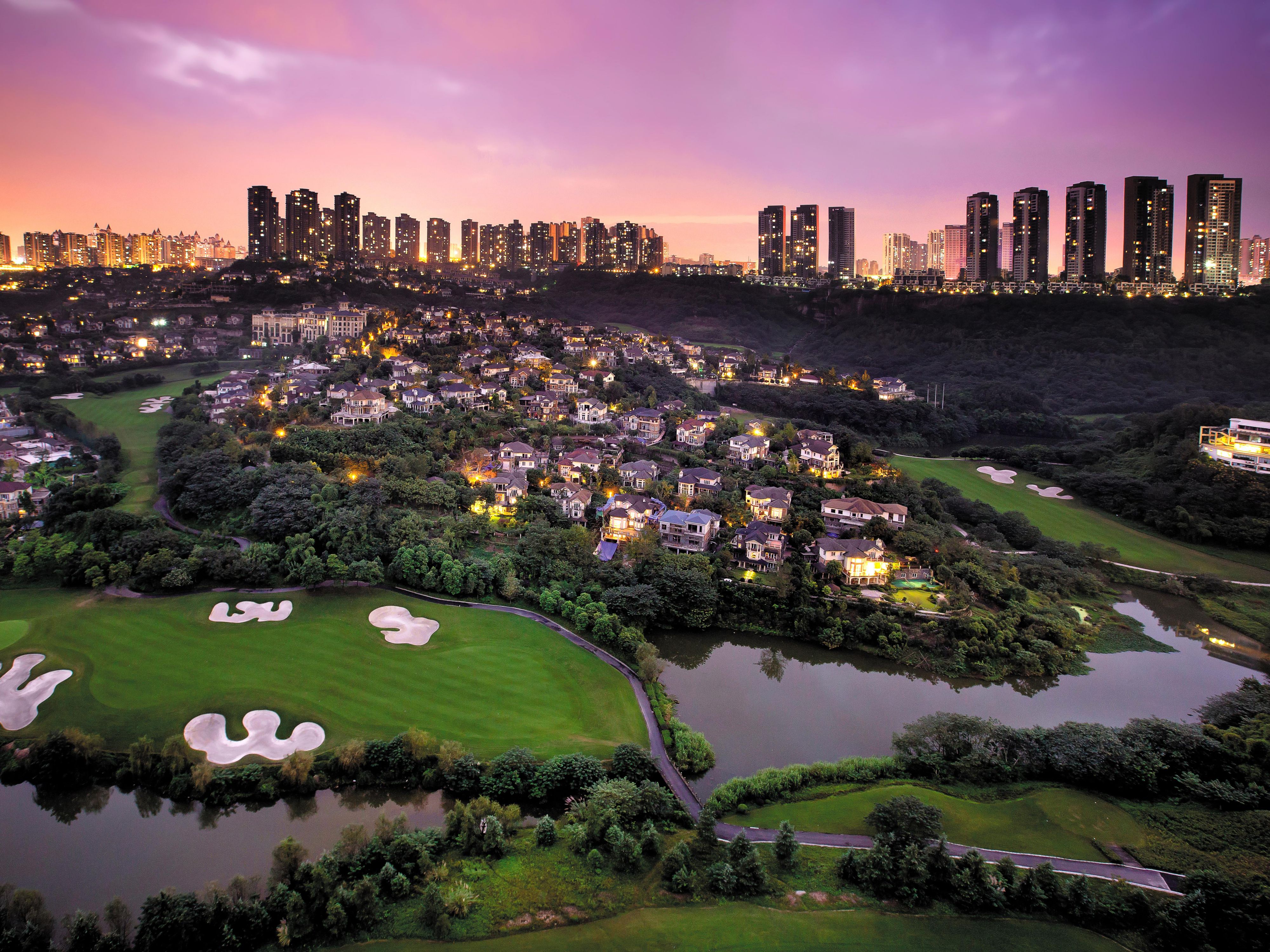 Located halfway up the mountain and adjacent to an extensive golf course, Chongqing Poly Golf Club features two 18-hole international standard golf courses. These are the North Course, which features mountainous terrain, and the South Course, which is characterised by forests.