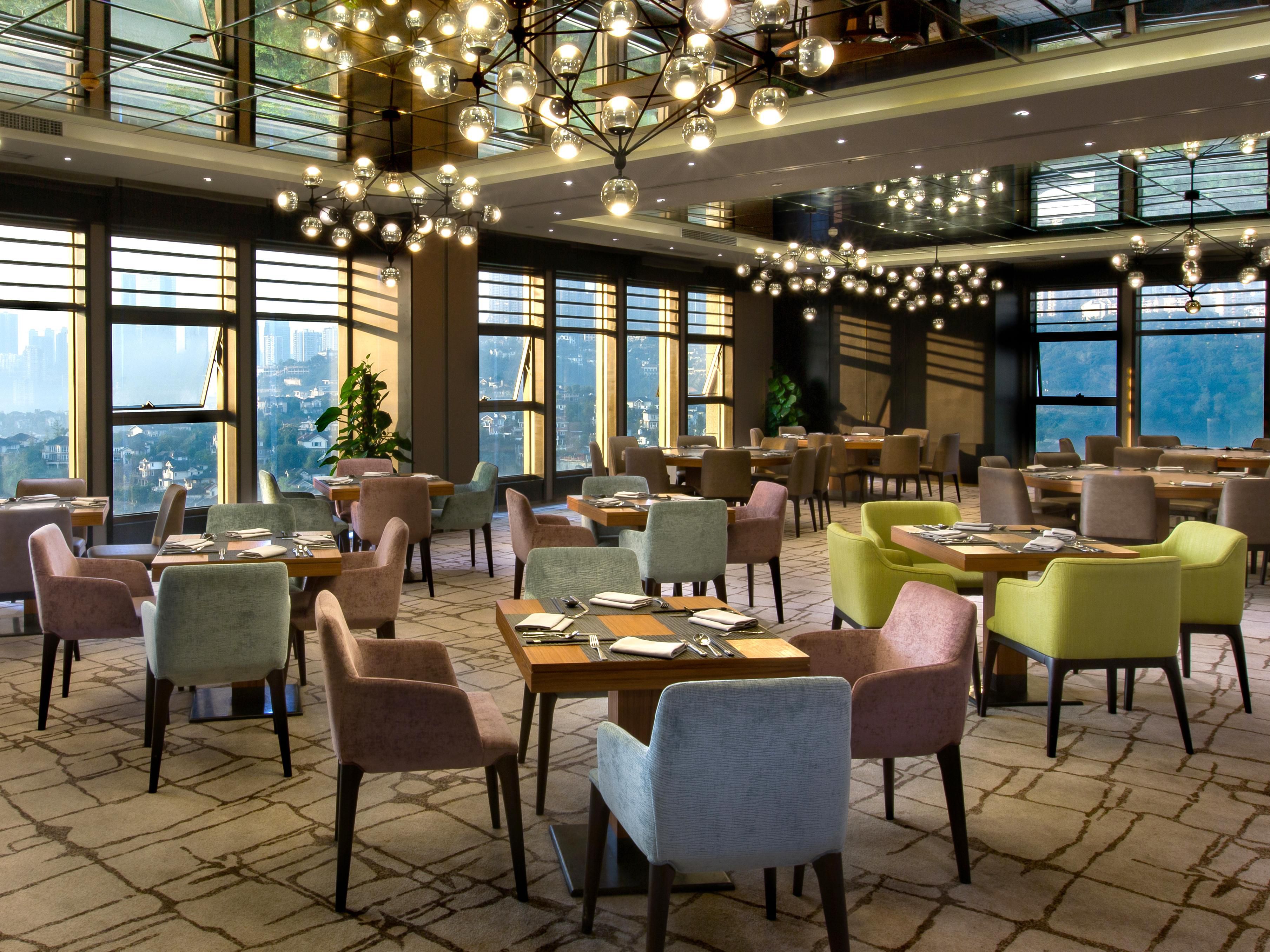 The hotel has the Canal Luna Chinese Restaurant and the Auqa Cafe Western Restaurant, bringing guests a diversified culinary experience. Whether it is the mellow taste of Chinese delicacies or the delicate flavor of Western cuisine, all of them show the hotel's strict control of ingredients and the ultimate pursuit of food.