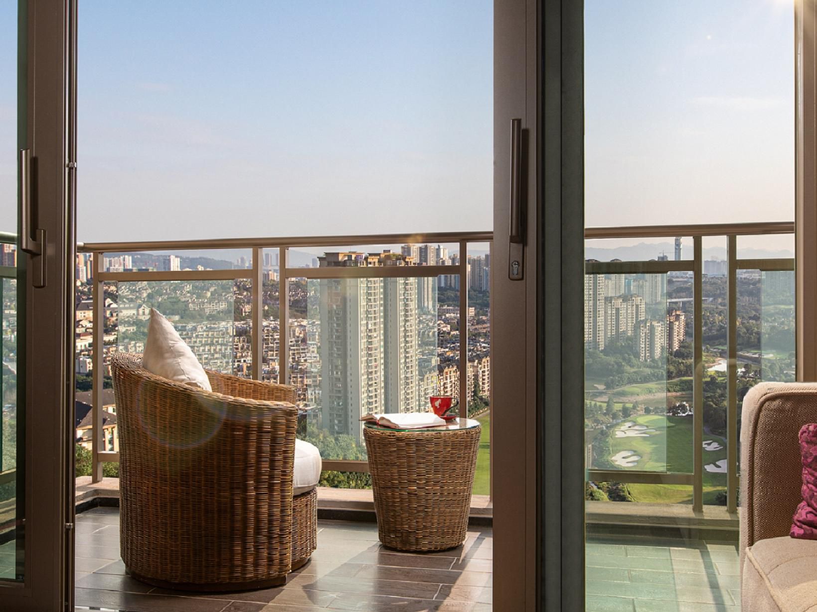 The hotel houses 171 premium rooms, each equipped with a spacious balcony. Standing on the balcony, you can enjoy the rolling hills and the stunning scenery in the distance, giving your soul the ultimate relaxation and pleasure. Here you will revel in the embrace of nature and enjoy a feast for the eyes and soul.