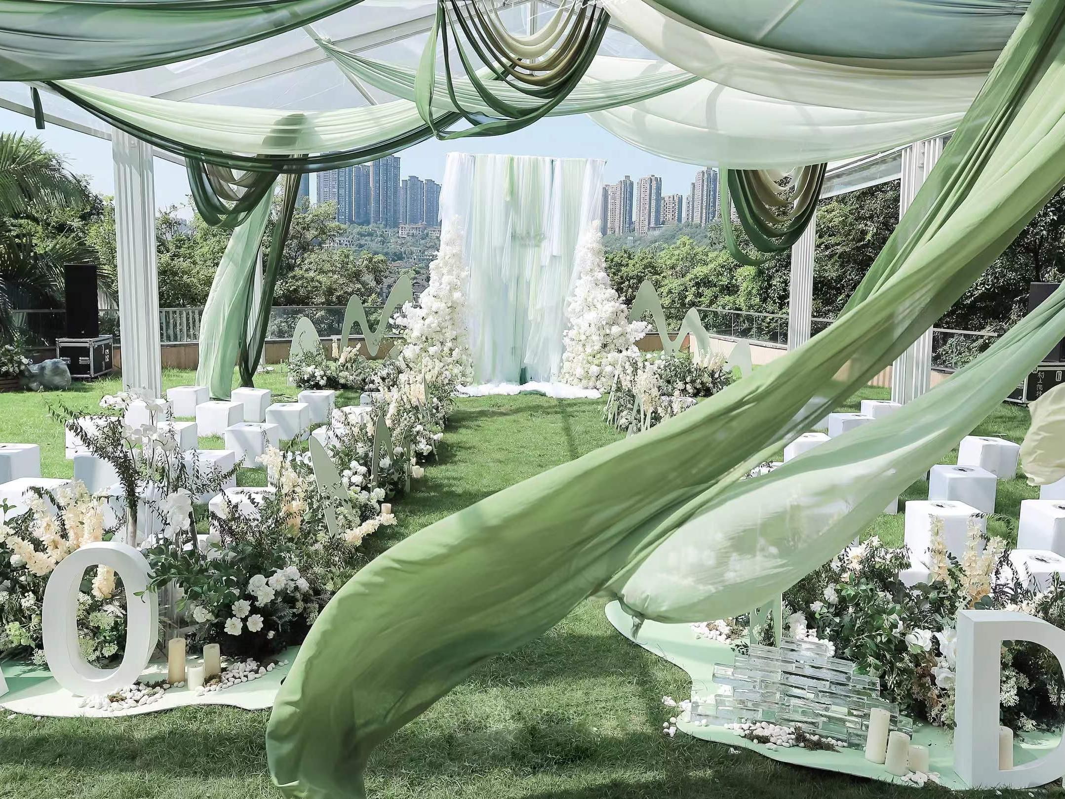 The hotel has three unique outdoor lawns, each of which is an extension of nature, providing guests with the perfect space to get in touch with nature. One of the lawns is situated on the edge of a cliff, offering a view that makes you feel like you are in the middle of the world.