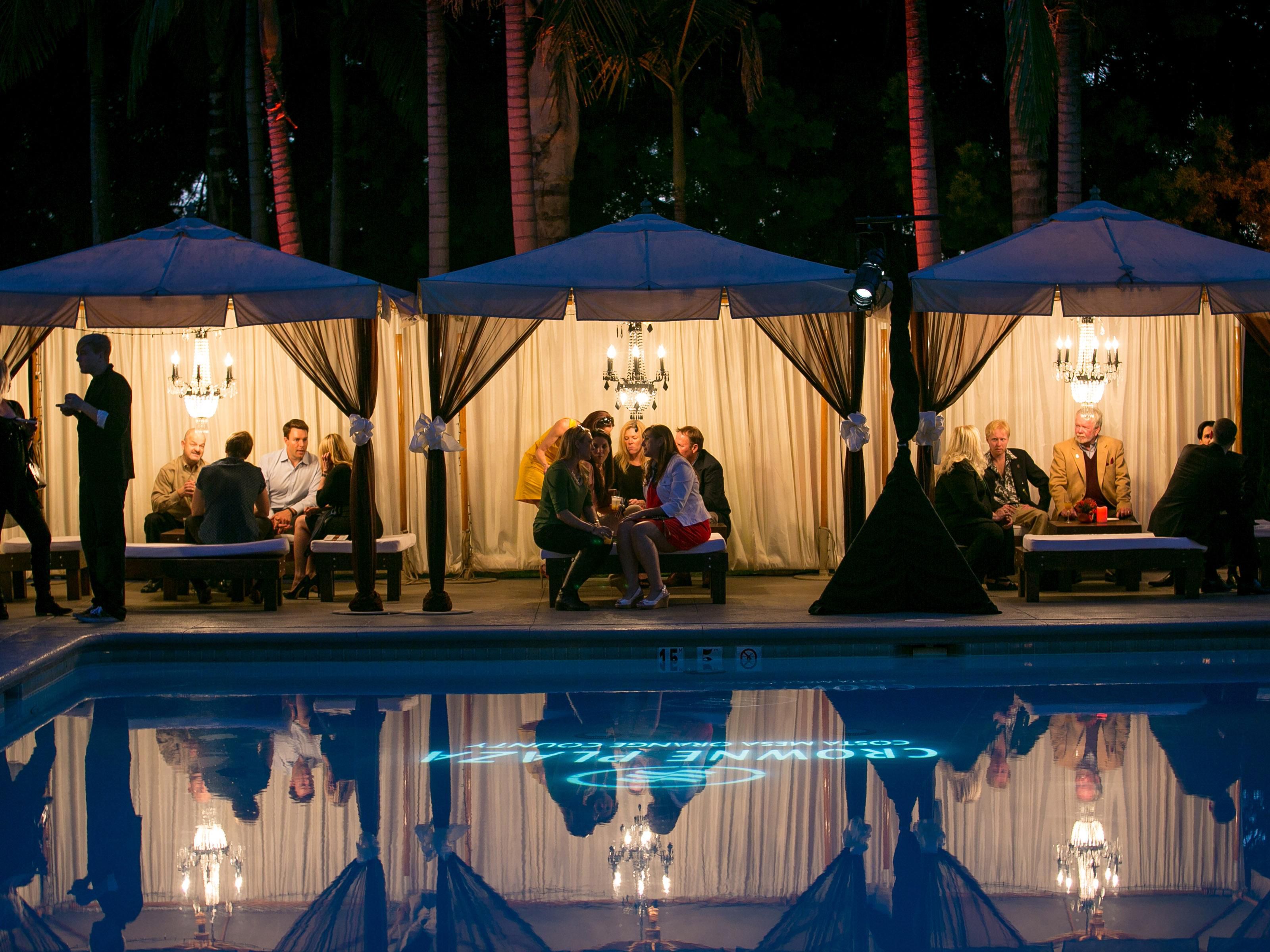 Our outdoor pool, the largest in Costa Mesa, offers comfortable loungers and shaded seating options. Enjoy cocktails and handcrafted sandwiches, burgers, or salads delivered right to your poolside oasis from Fireside Tavern. Whether you like to swim laps, make a splash, or simply dip in your toes, our pool is perfect for recreation and relaxation.