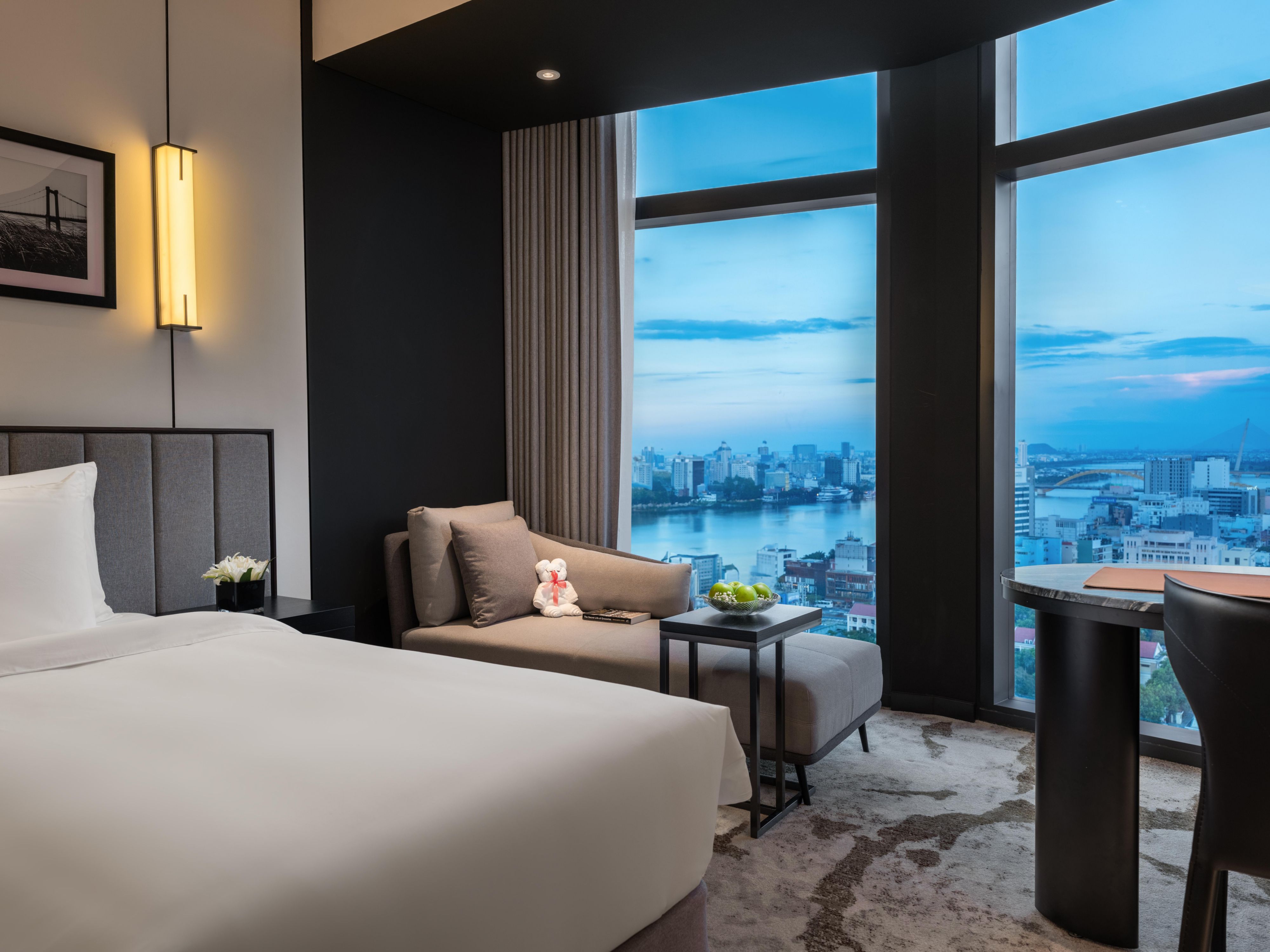 Plan your next stay at Crowne Plaza Danang City Centre and experience the perfect blend of comfort and productivity. Unwind in elegantly designed rooms with premium bedding, offering a serene retreat after exploring the vibrant city. Every detail is crafted to ensure your stay is both relaxing and purposeful. 