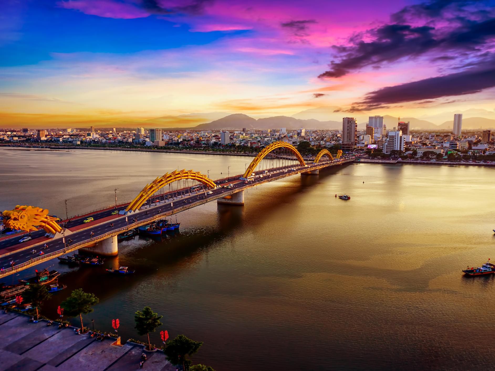 Located in the city center, just a 15-minute walk from the Dragon Bridge and 5 minutes from the Han River Bridge, our hotel offers easy access to these landmarks and the Han River. The Han Market, 10 minutes away, features crafts and dried seafood. Nearby cafes, restaurants, and amenities ensure a comfortable stay.