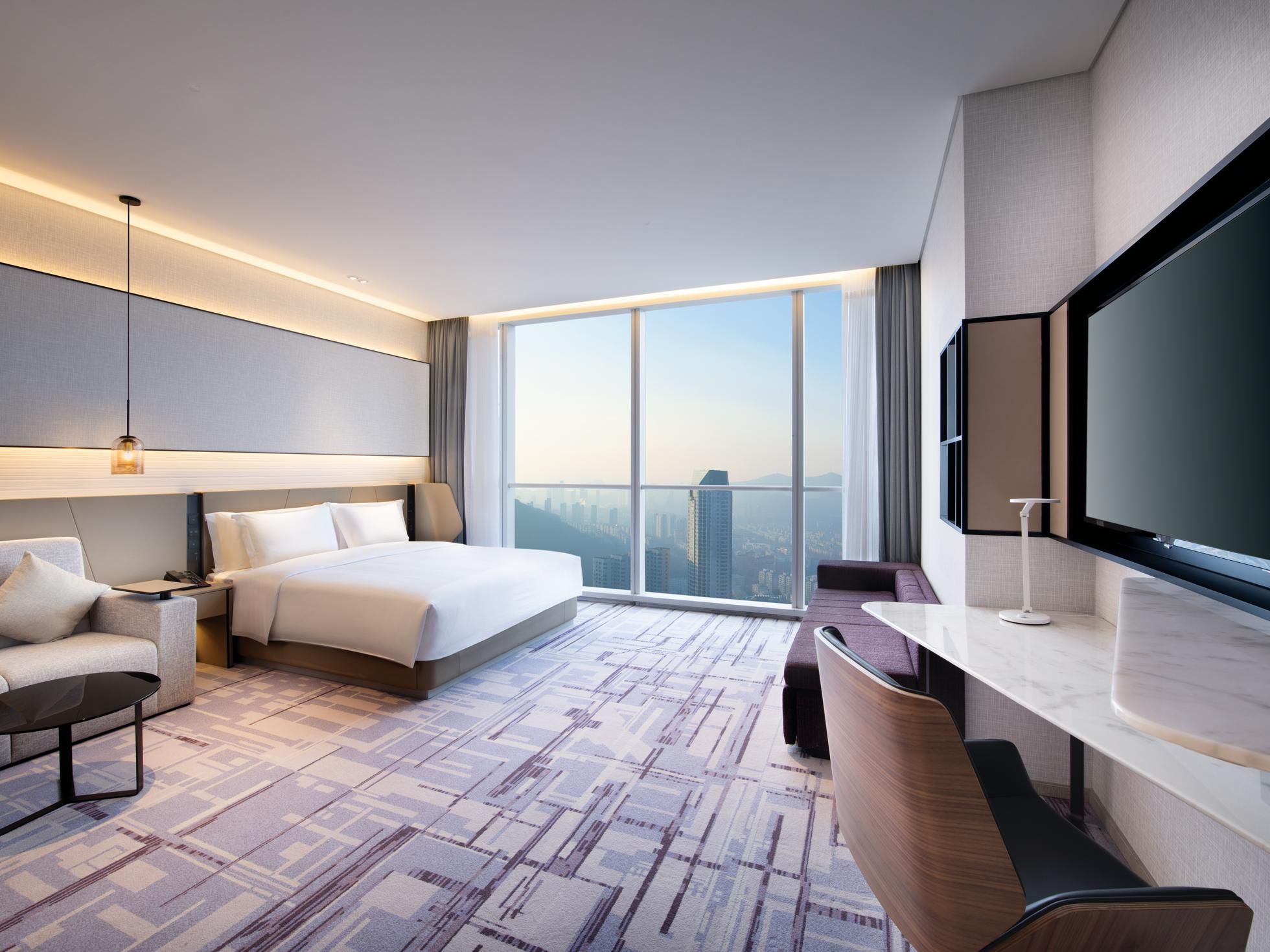 The guest room is equipped with standing and seated work areas to achieve the diversity of working modes.
The design of sofa area makes the guest in meeting, recreational and work 3 kinds of modes arbitrarily switch.