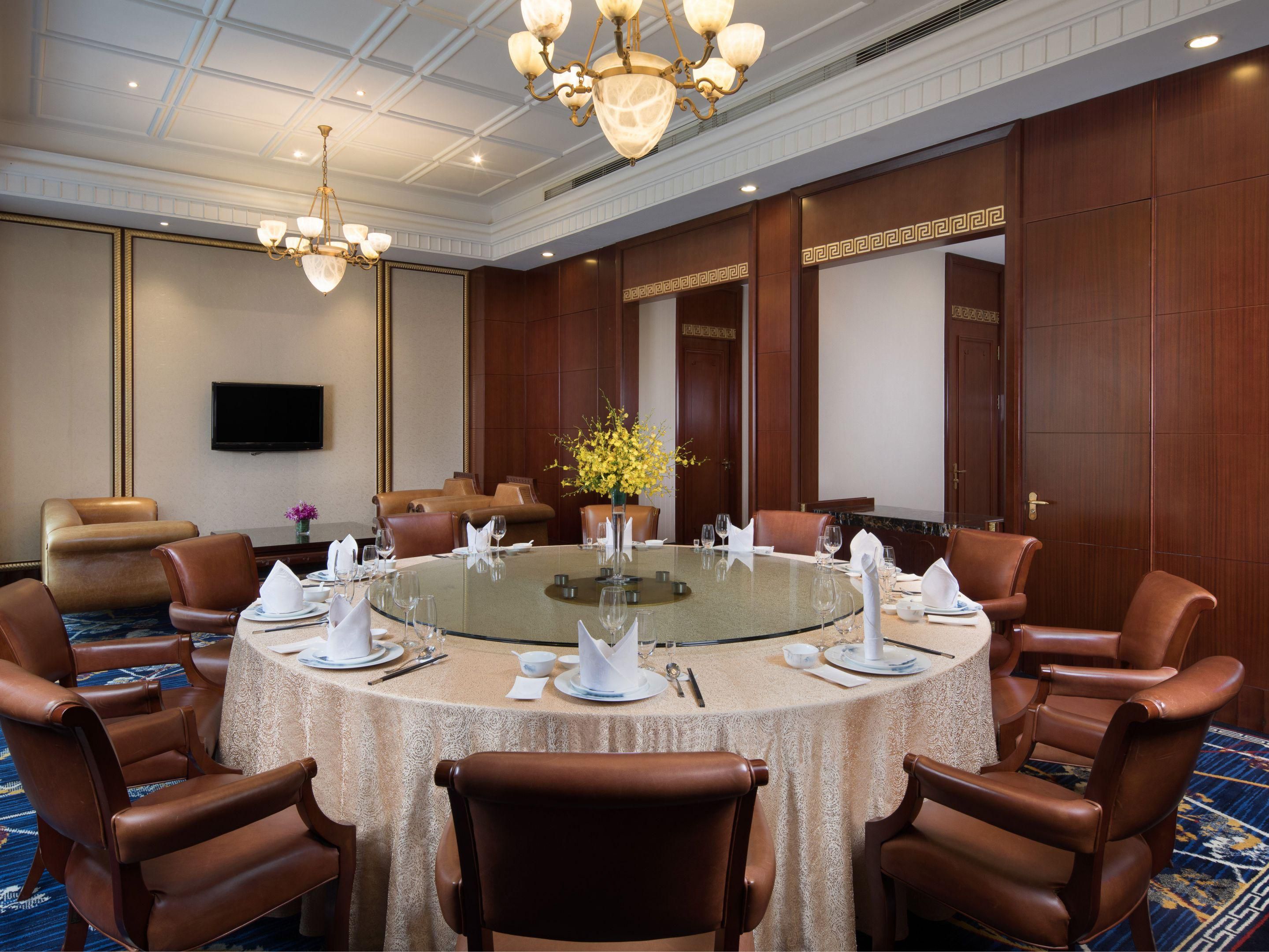 The restaurant is a comprehensive non-theme restaurant featuring classic cuisines from different regions in China, such as New Cantonese cuisine, Zhejiang cuisine, Sichuan cuisine, Hunan cuisine and Hubei cuisine.