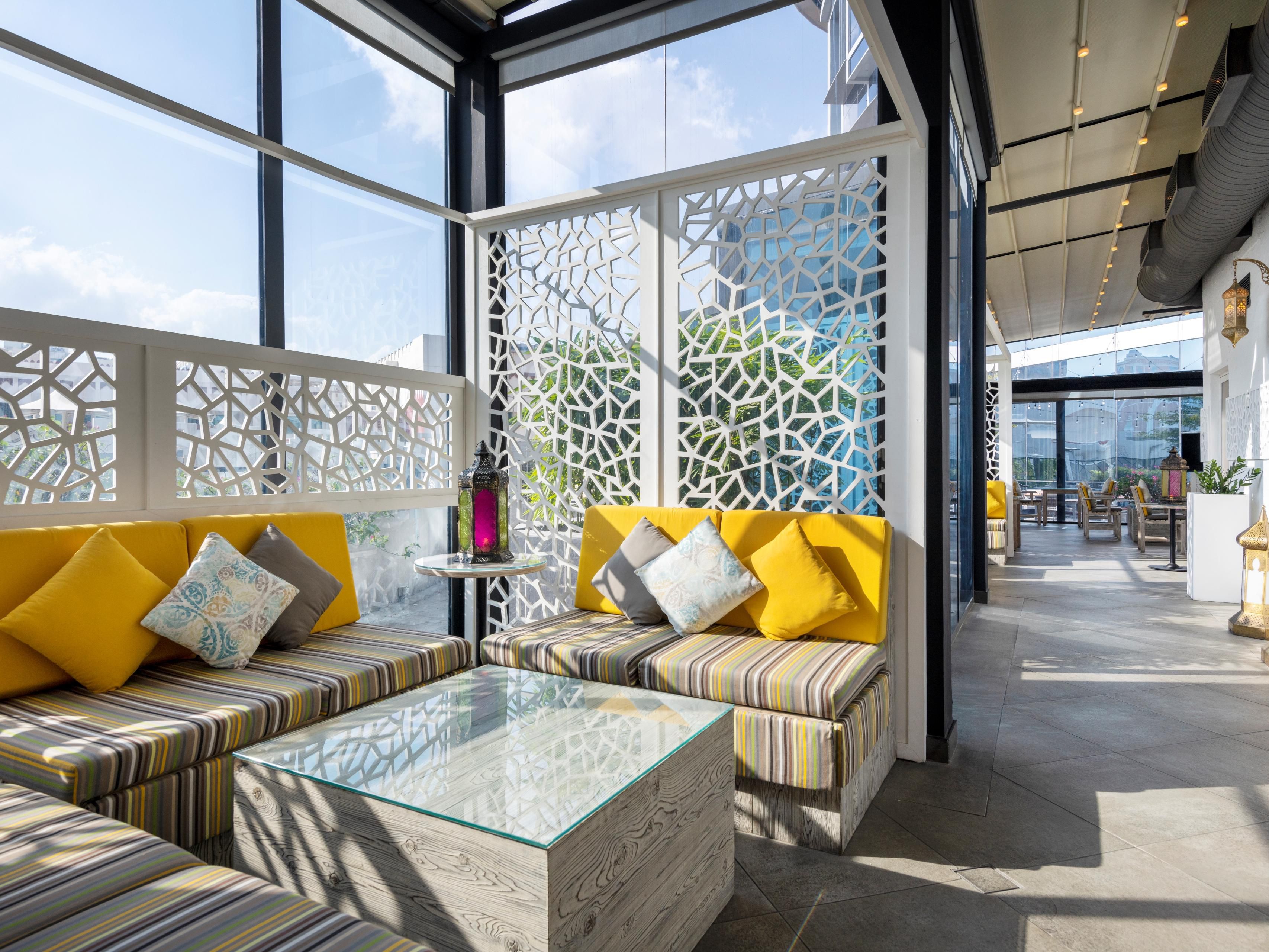 Arguelina offers a contemporary-style lounge, relaxing vibes and a retractable roof perfect for a gathering. Enjoy a wide variety
of Arabic delicacies from the menu coupled with an extensive beverage menu and the lounge's signature Shisha offering available in varied falvours for an authentic Middle Eastern dining experience.