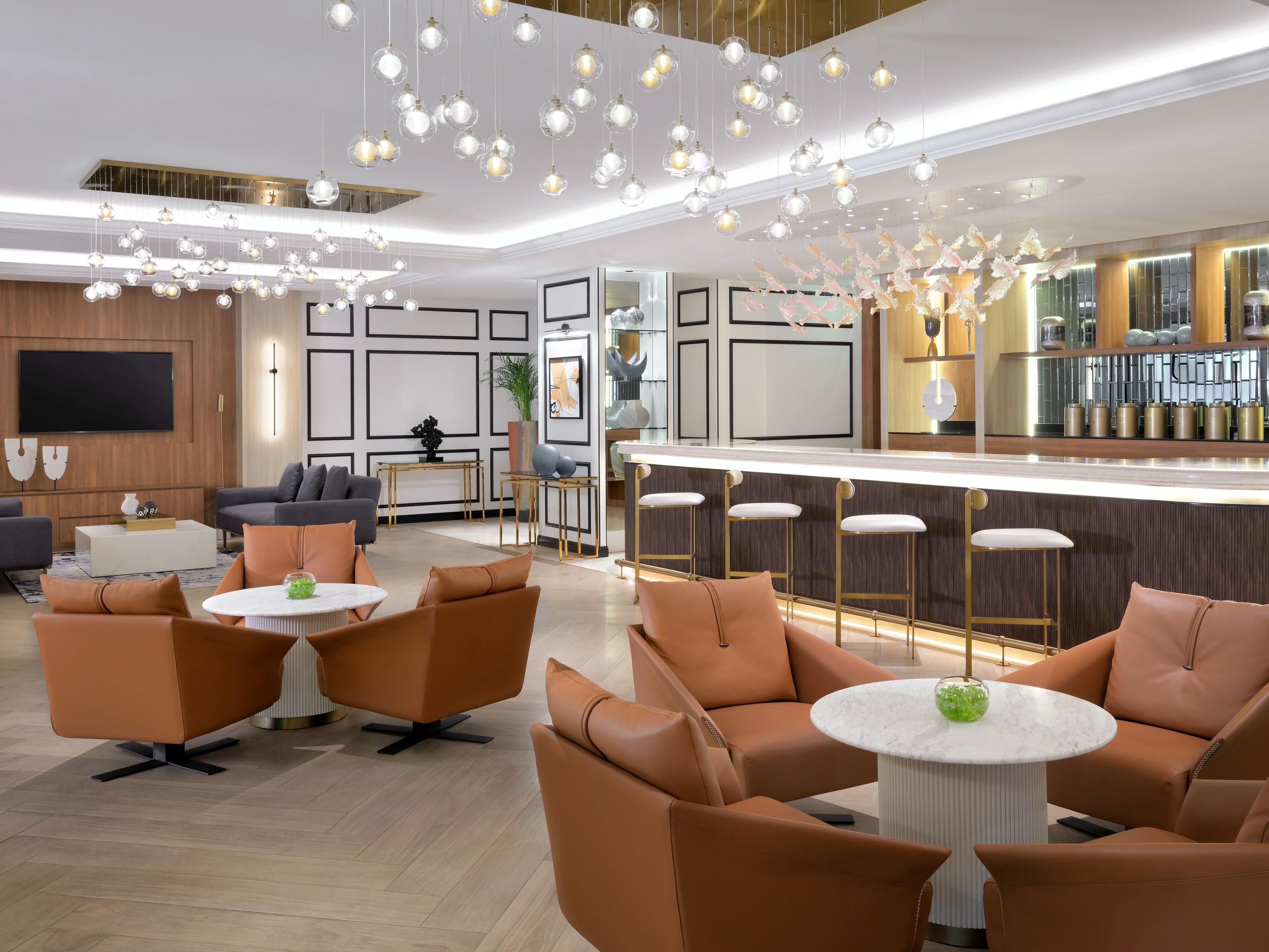 Unleash the power of seamless business engagement in our refined Club lounge, where privacy meets productivity. The space is designed for discerning professionals and provides the ideal ambience for concentration. Immerse yourself in complimentary daily afternoon tea, a cocktail reception and more. Open daily from 7 am to 9 pm.