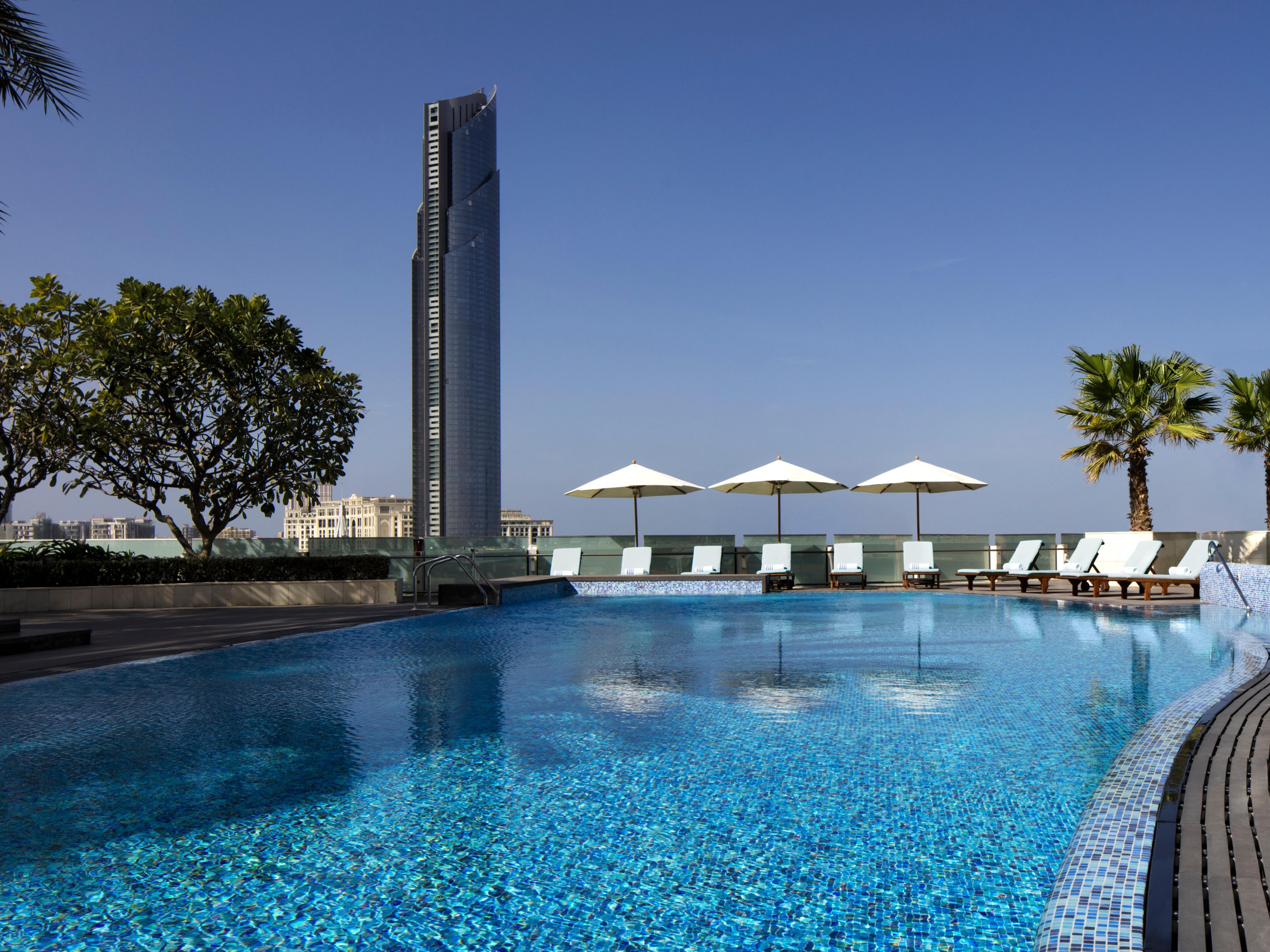 Bask in the sun while savouring the panoramic view of the city skyline and indulge yourself with a refreshing drink and hearty snacks from our pool bar. Our temperature-controlled pools ensure a delightful experience for everyone, regardless of the season.
