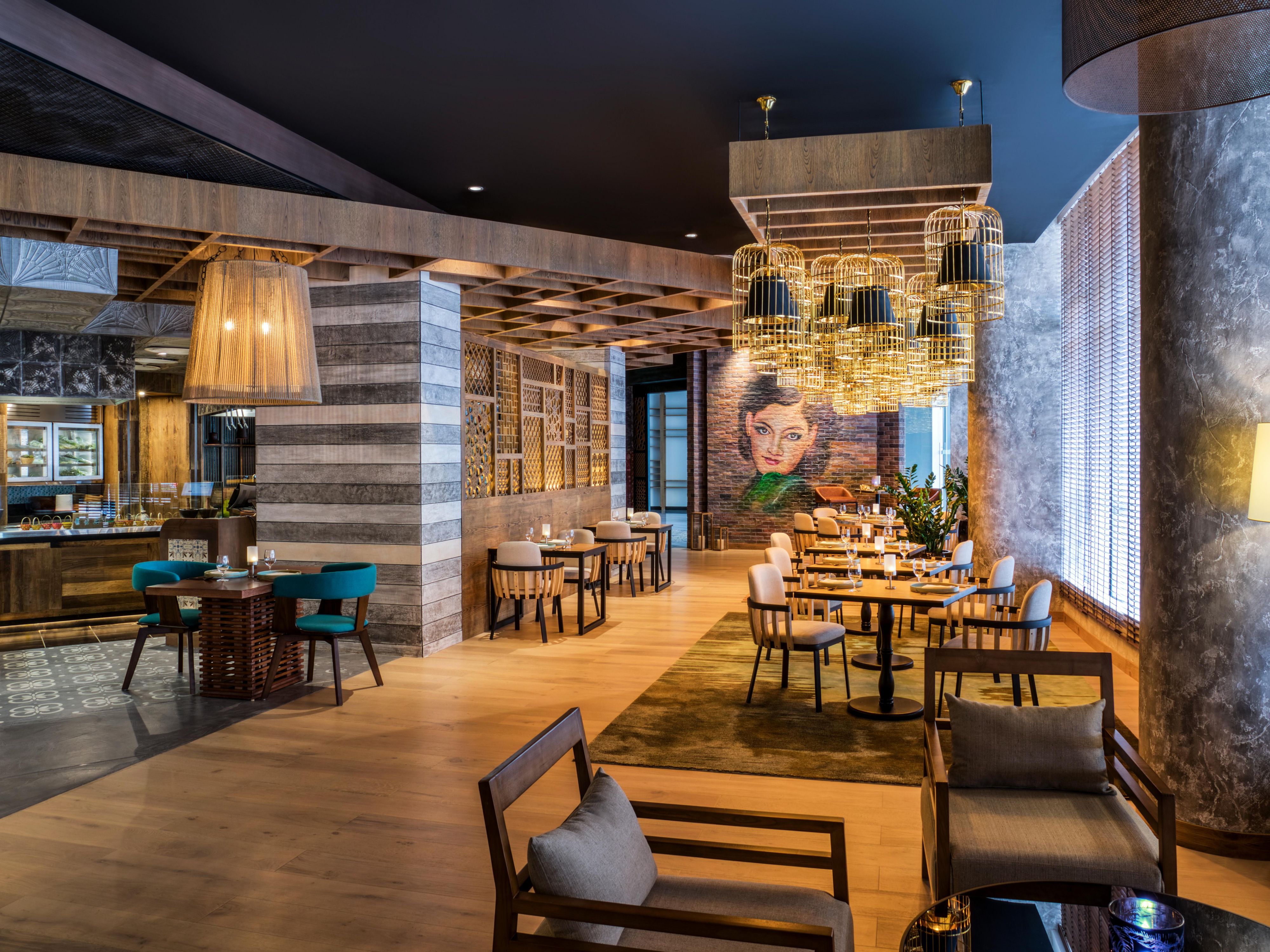 Savour the unexpected when dining at our venues, ranging from a soulful meal, a social gathering over coffee or an evening drink to our authentic Thai experience at our signature outlet ‘Charm Thai’. Crowne Plaza® Dubai Marina invites you to discover our selection of five culinary options that is suitable for every moment.