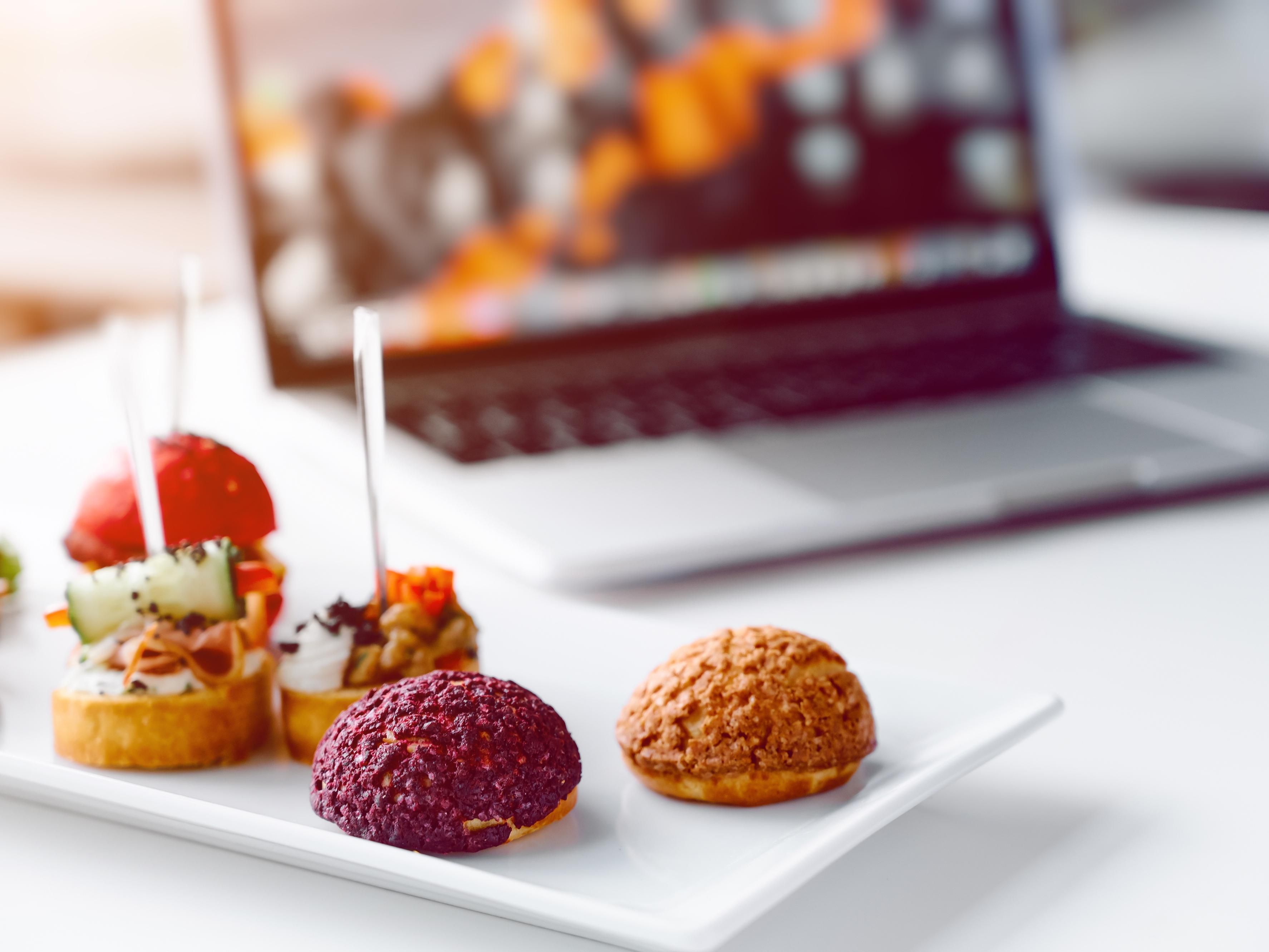 Welcome to The Plaza, a unique experience located on the ground floor where to enjoy a catch-up meeting, a quick grab & go at the coffee lounge or spend the day in one of the co-working spaces available.