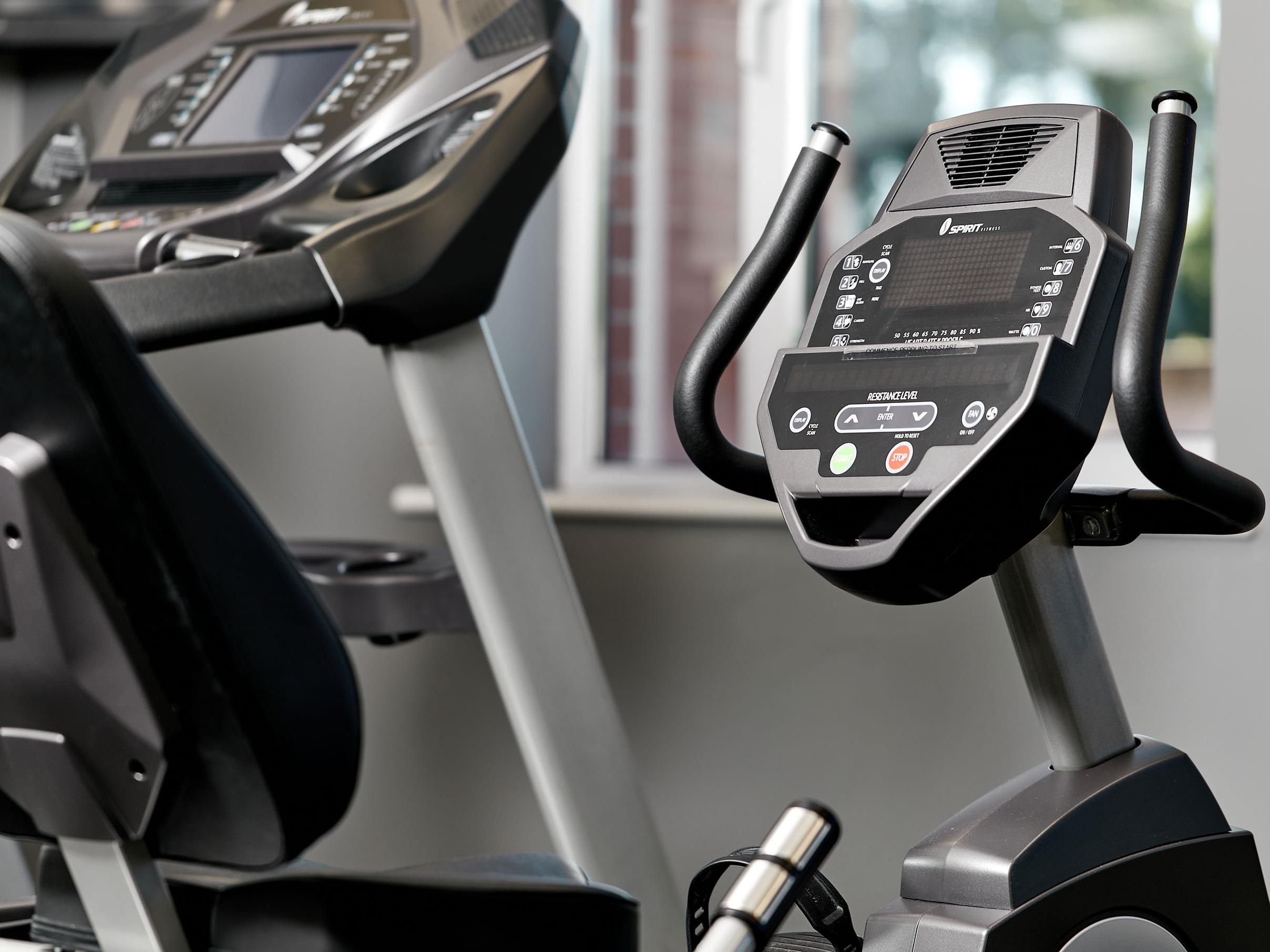 Crowne Plaza Dublin Airport has a complimentary fitness suite for all in-house guests. The Gym is located on the first floor and is open from 5am until 11pm daily.
Facilities include cardio machines, cross-trainers, stationary bikes, free weights, changing rooms, showers & towels. The adjacent park is also perfect for a jog or run.
