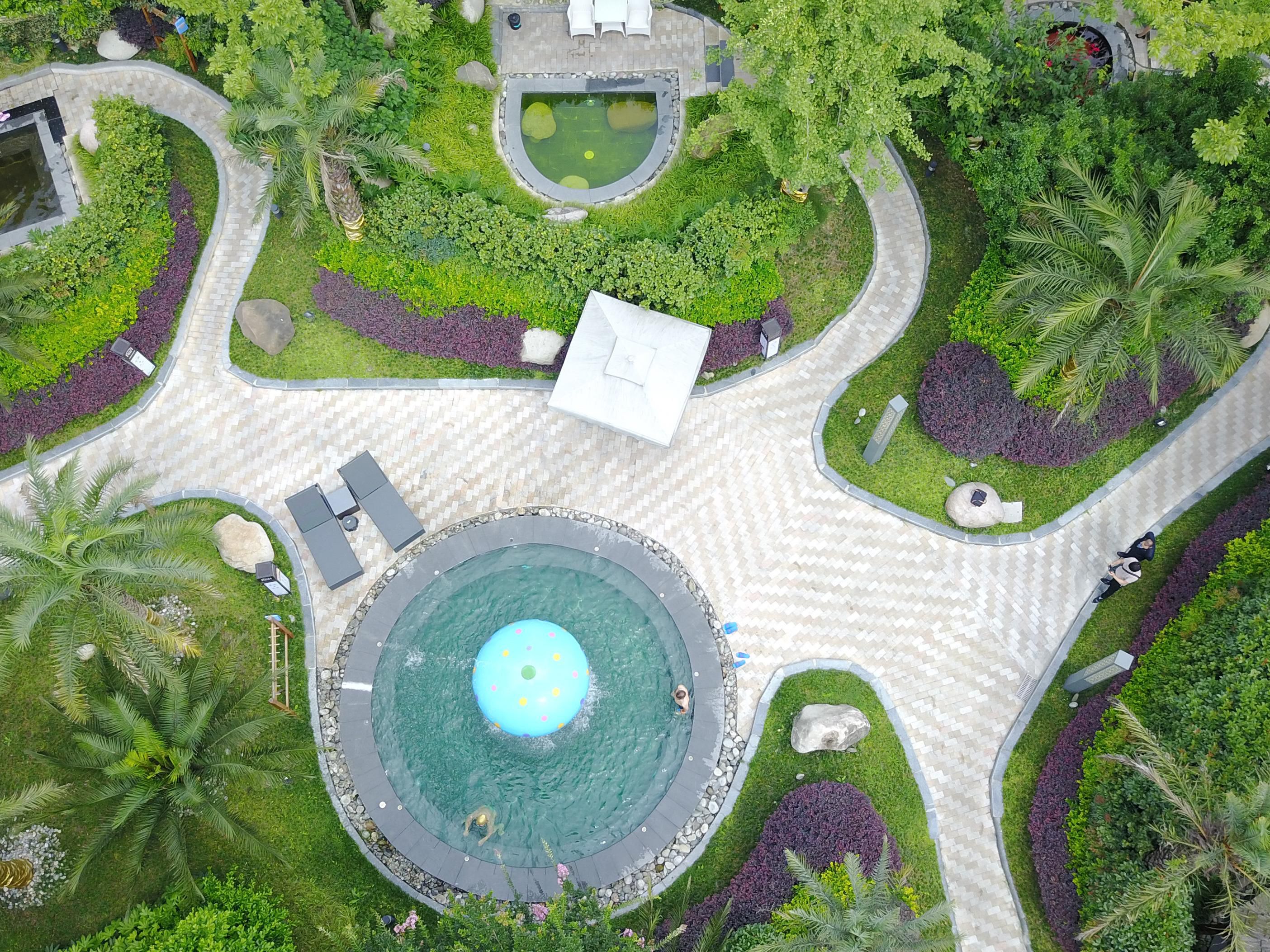 酒店森林温泉汤池有13个不同功效的汤池，夏秋季约开放7个汤池，当归池、枸杞池、薄荷池、芦荟池、玫瑰池等，每个汤池都有不同的功效。环境优美，各个汤池相对独立，私密性强。