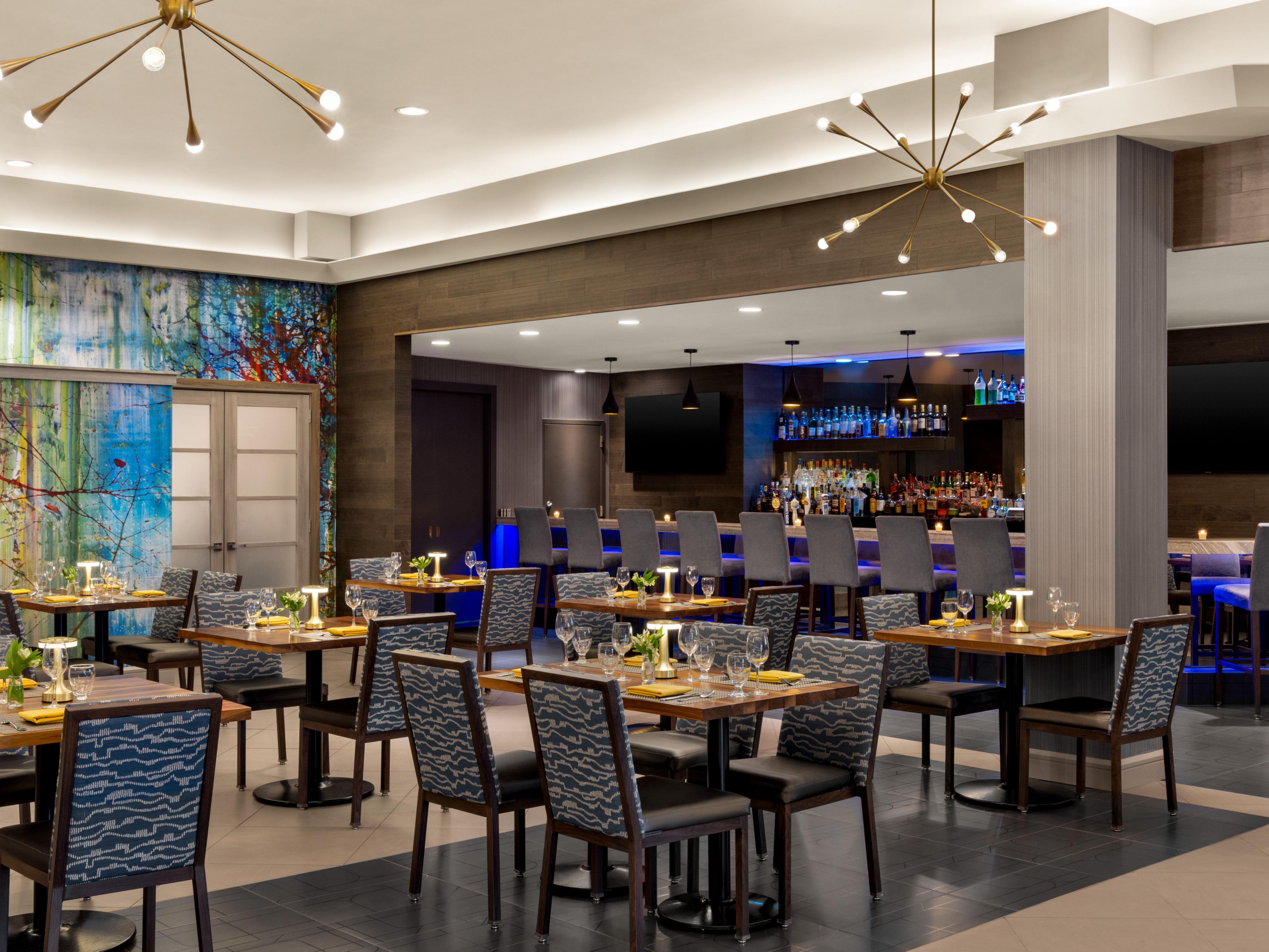 Satisfy your cravings at Christie's Restaurant, offering a delicious menu perfect for any occasion. Enjoy networking with clients or colleagues over drinks in the relaxed atmosphere of Christie's bar, conveniently located in the hotel’s front lobby. Open daily, Christie's is your go-to spot for great food, and a welcoming environment. 