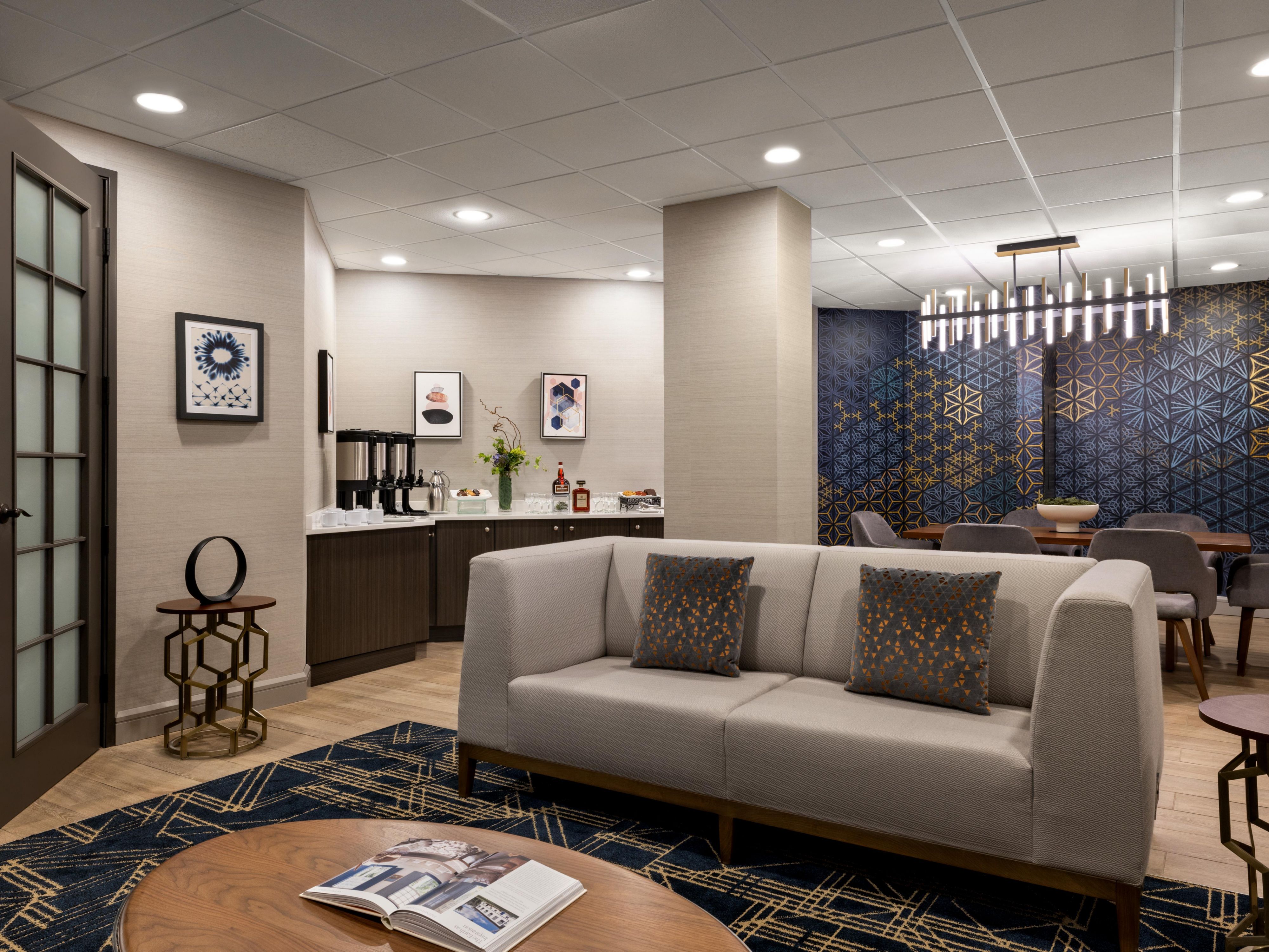 Our flexible studio room accommodates up to 20 guests and offers endless possibilities. Designed for versatility, it’s ideal for small business meetings, team collaborations, or bridal preparations.