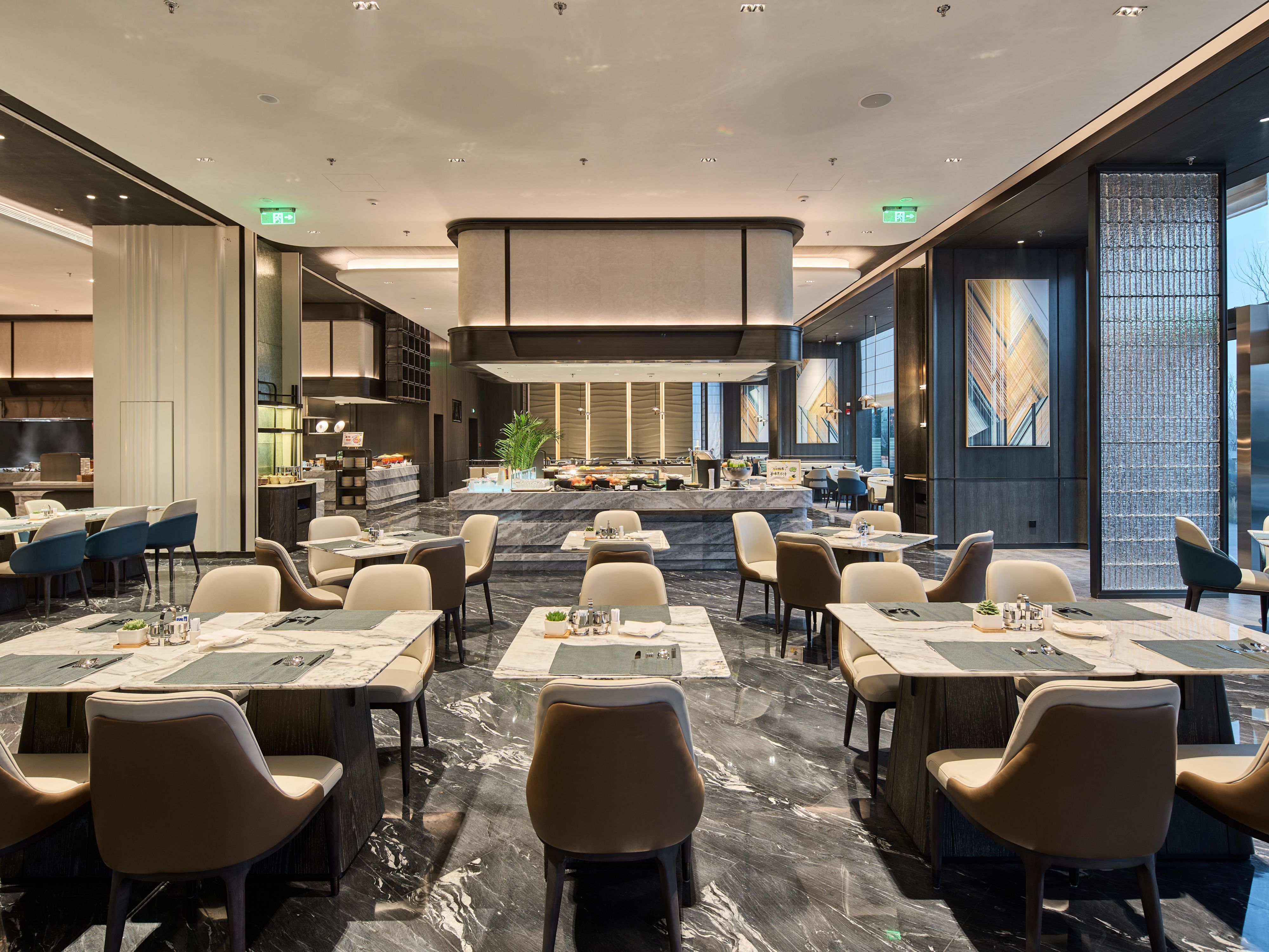 长江特色餐厅为客人提供早餐及自助餐服务，中、西式多种的自助品种，另外还有更多热菜可即点即做。在提供多样选择的同时，美味可口的味道也是很多客人对酒店的早餐赞不绝口的原因之一。