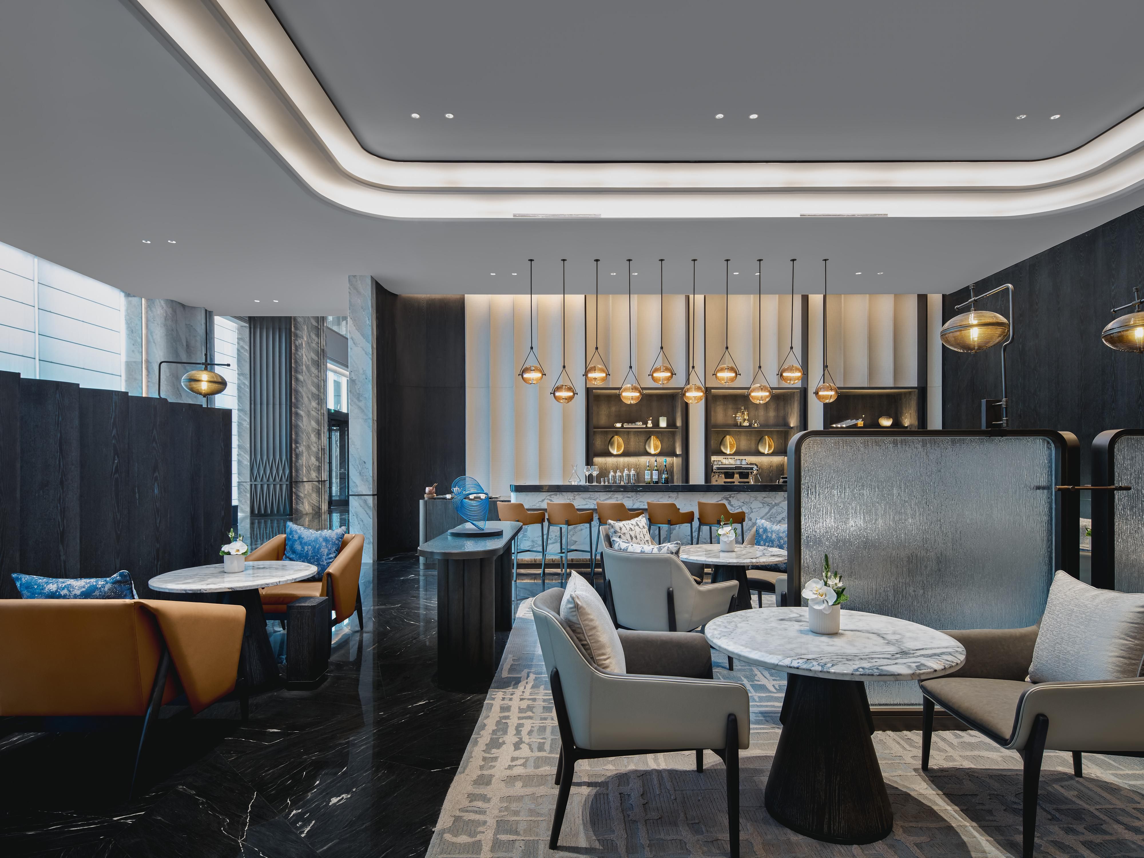 大堂吧提供经典的季节主题下午茶套餐，是一个集宾客休闲和商务洽谈的幽静之所。丰富多样化的美食小吃和当地特色小食，中式和英式下午茶点套餐，特调缤纷饮品，轻松愉悦的氛围伴您度过悠闲的商旅时光。