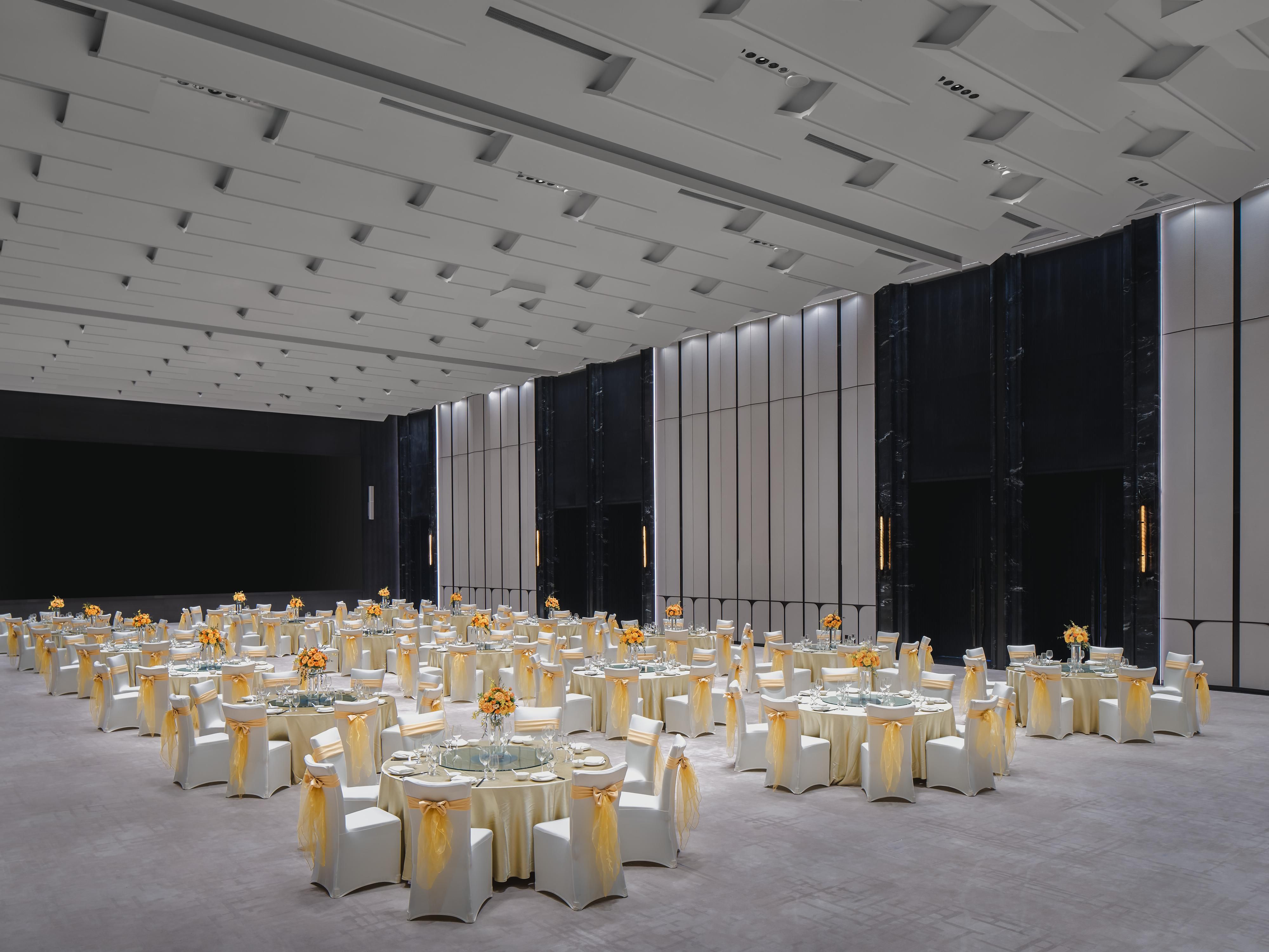 鄂州皇冠假日酒店拥有1,800平方米多功能会议场地，共6间会议室，其中900平方米无柱大宴会厅挑高9米能轻松容纳600人同席。所有场地均可灵活布局，并配有现代化视听设备，满足各类、各种规模的会务活动的高端需求。皇冠会务总监及团队亦将度身定制富有新意的方案及个性化场地布置、特色宴会菜单，激发与会者的热情和灵感，共襄盛举。