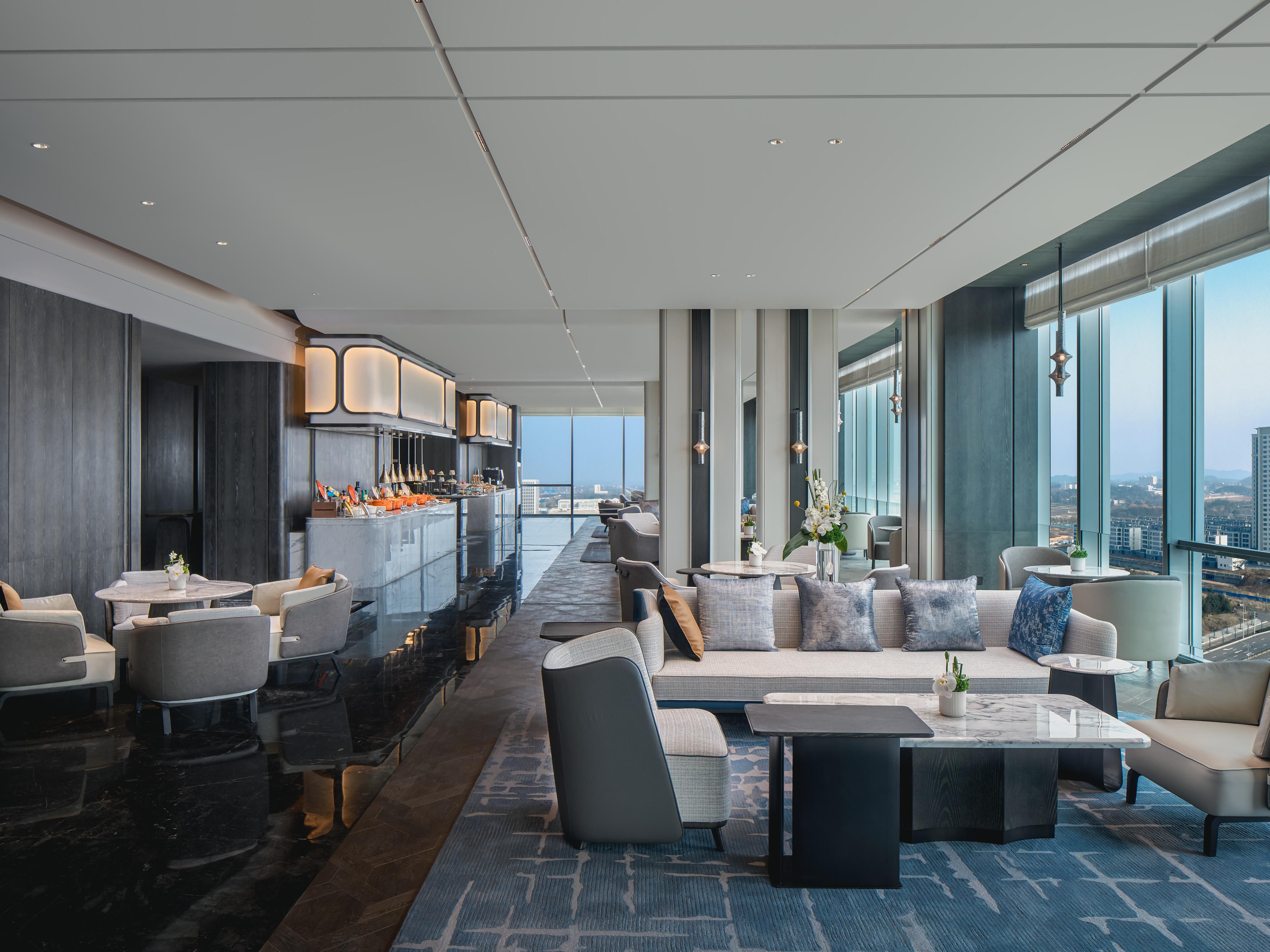 入住皇冠假日贵宾楼层，可享受到更多尊享服务，包括：专人快速办理入住及退房手续、使用贵宾楼层会议室2小时、享用贵宾酒廊早餐、下午茶及欢乐时光。