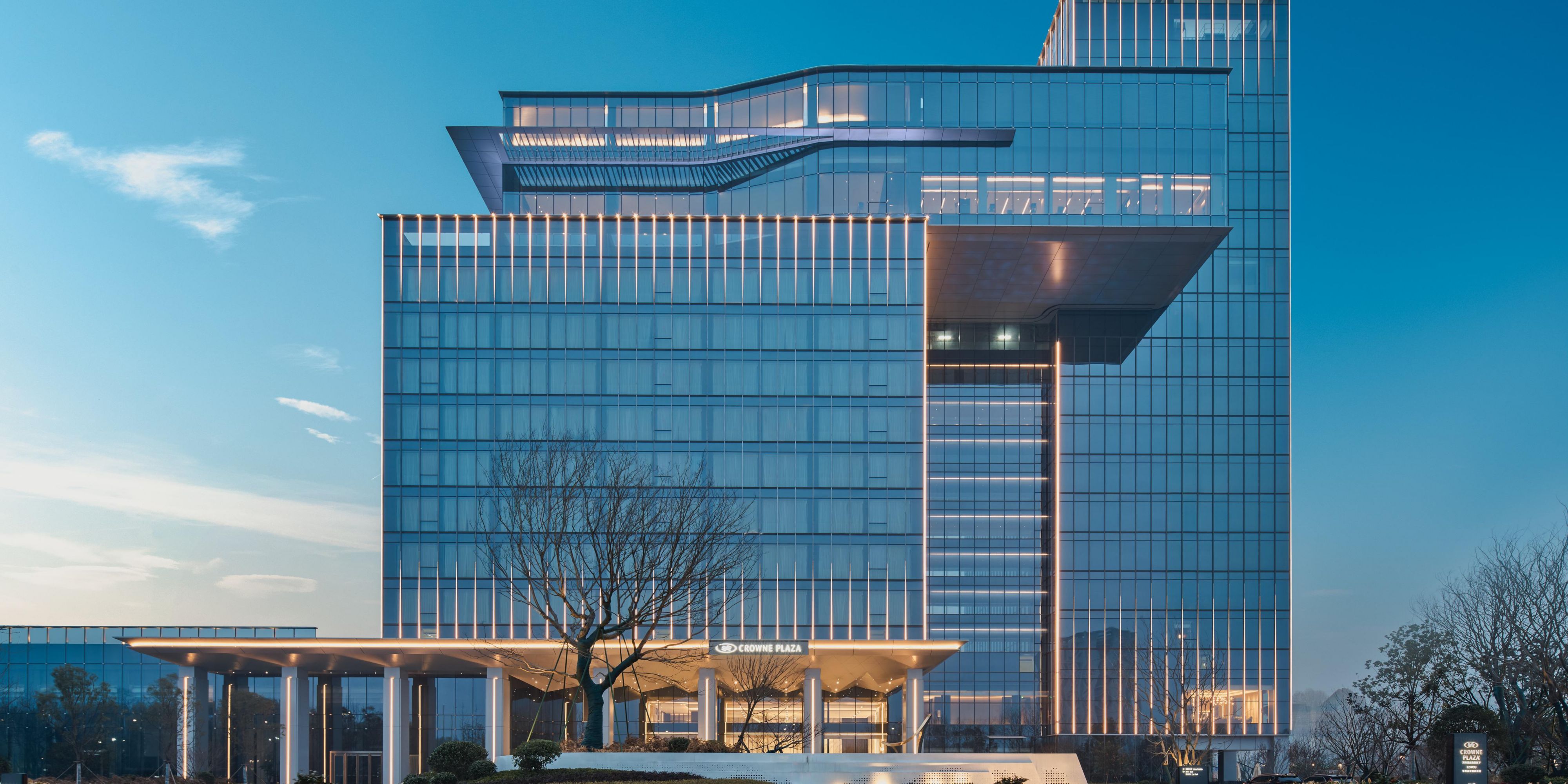 $hotelInfo.mediaDetails.welcomePhotos.primaryPhoto.caption}