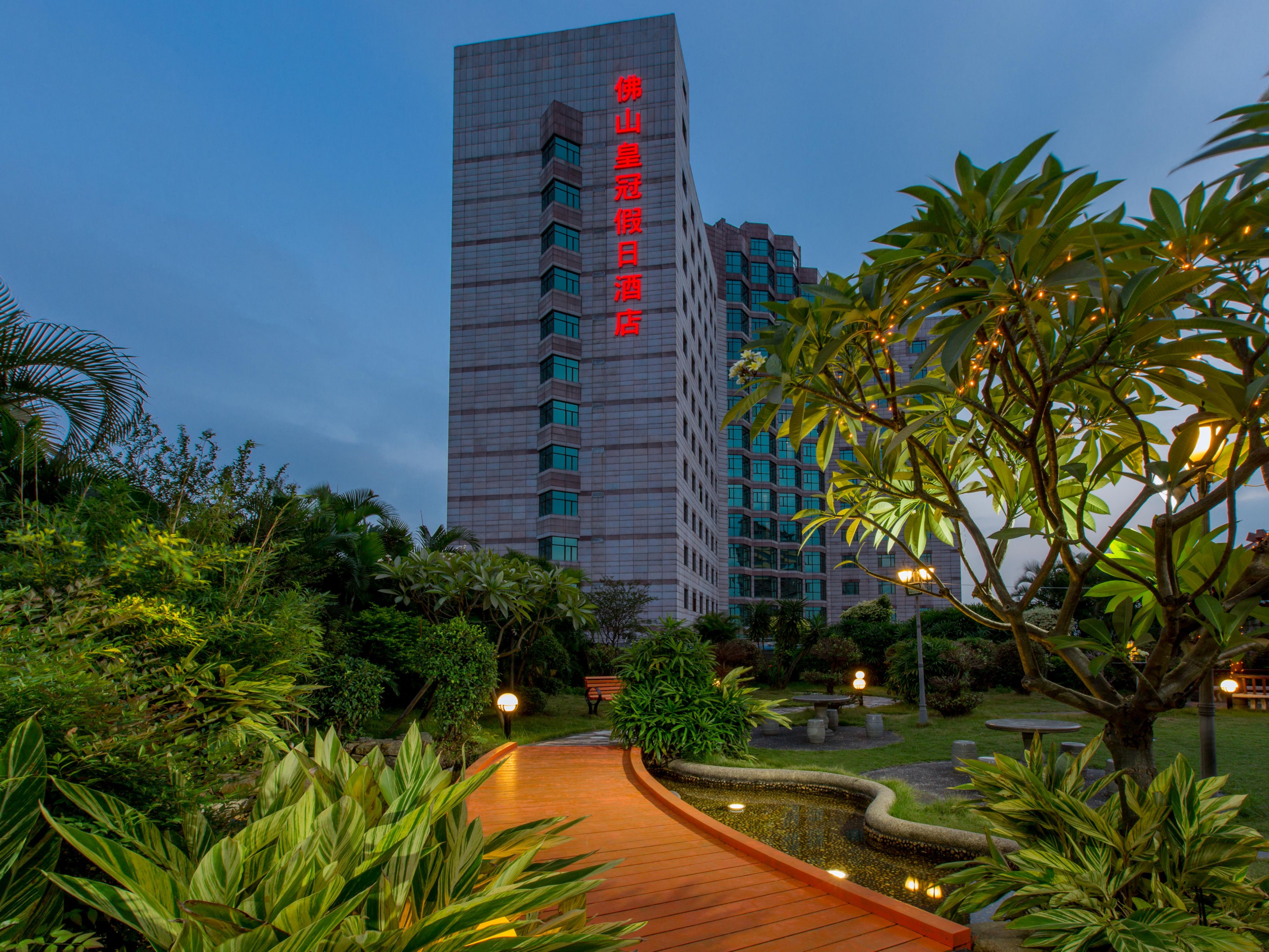 Crowne Plaza Foshan is located in the very heart of the city and is conveniently accessible to all forms of transportation. As an adjoining city to Guangzhou, it is only 25km away and is linked by metro, the hotel is just 10 minutes’ drive from both Foshan train and bus stations, 20 minutes’ drive from GICEC and 60 minutes’ drive from CIEFC.