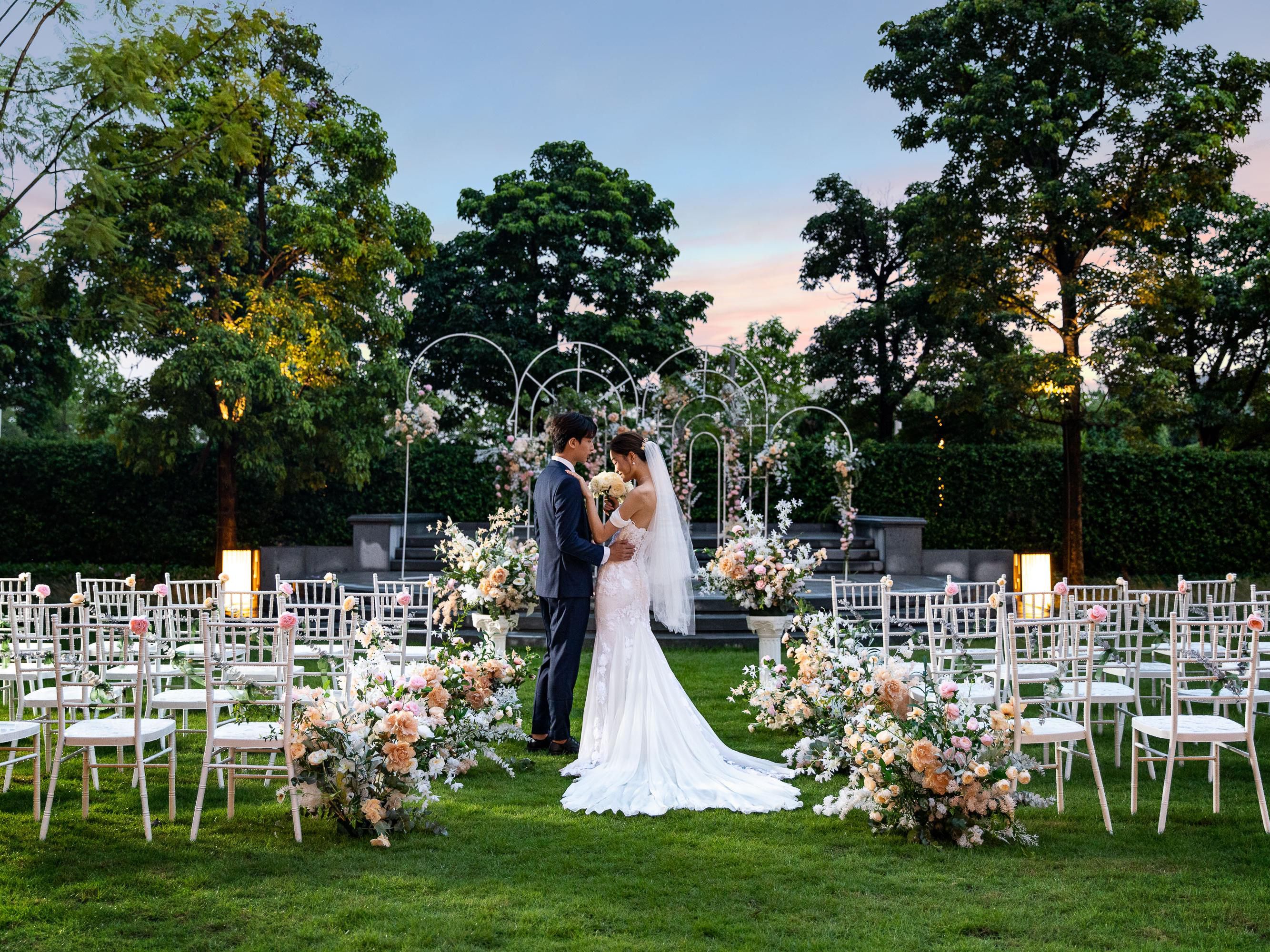 A spacious green lawn of 640 square meters could comfortably accommodate an outdoor wedding ceremony or cocktail party. Pre-worked foundation to anticipate build-up work demand. In addition, there is an exclusive bar counter and seating area to serve guests directly. Separate entrance for cars.