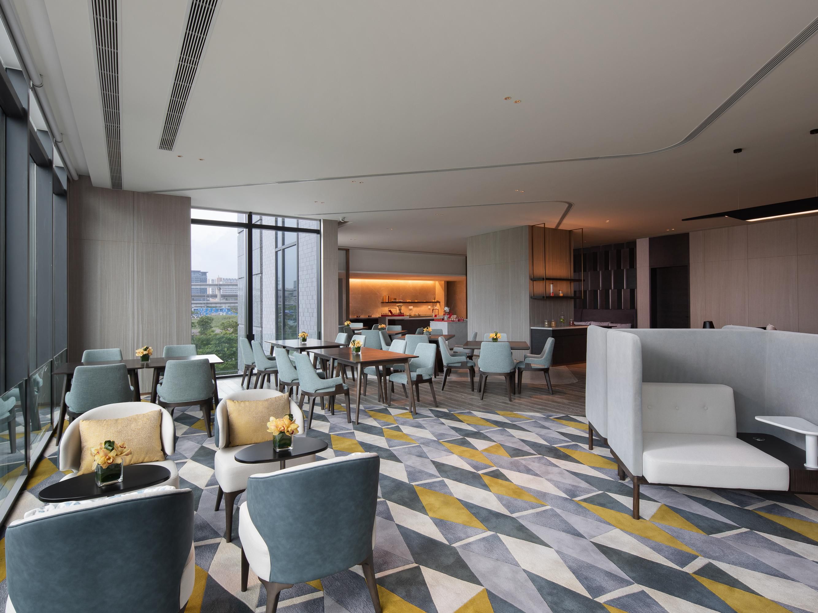 The Crowne Plaza Club Lounge, a sophisticated venue located on the 2nd floor. Whether you’re travelling for business, leisure or a blend of both, we connect you to the people, places and possibilities. Start the day with great lake view and fresh coffee and end it with cocktails and engaging conversation as you move between work and personal ease.