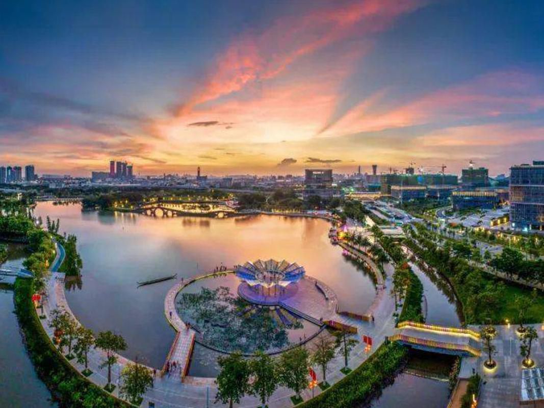 A perfect day of jogging along the Wenhan Lake Park whenever you like.