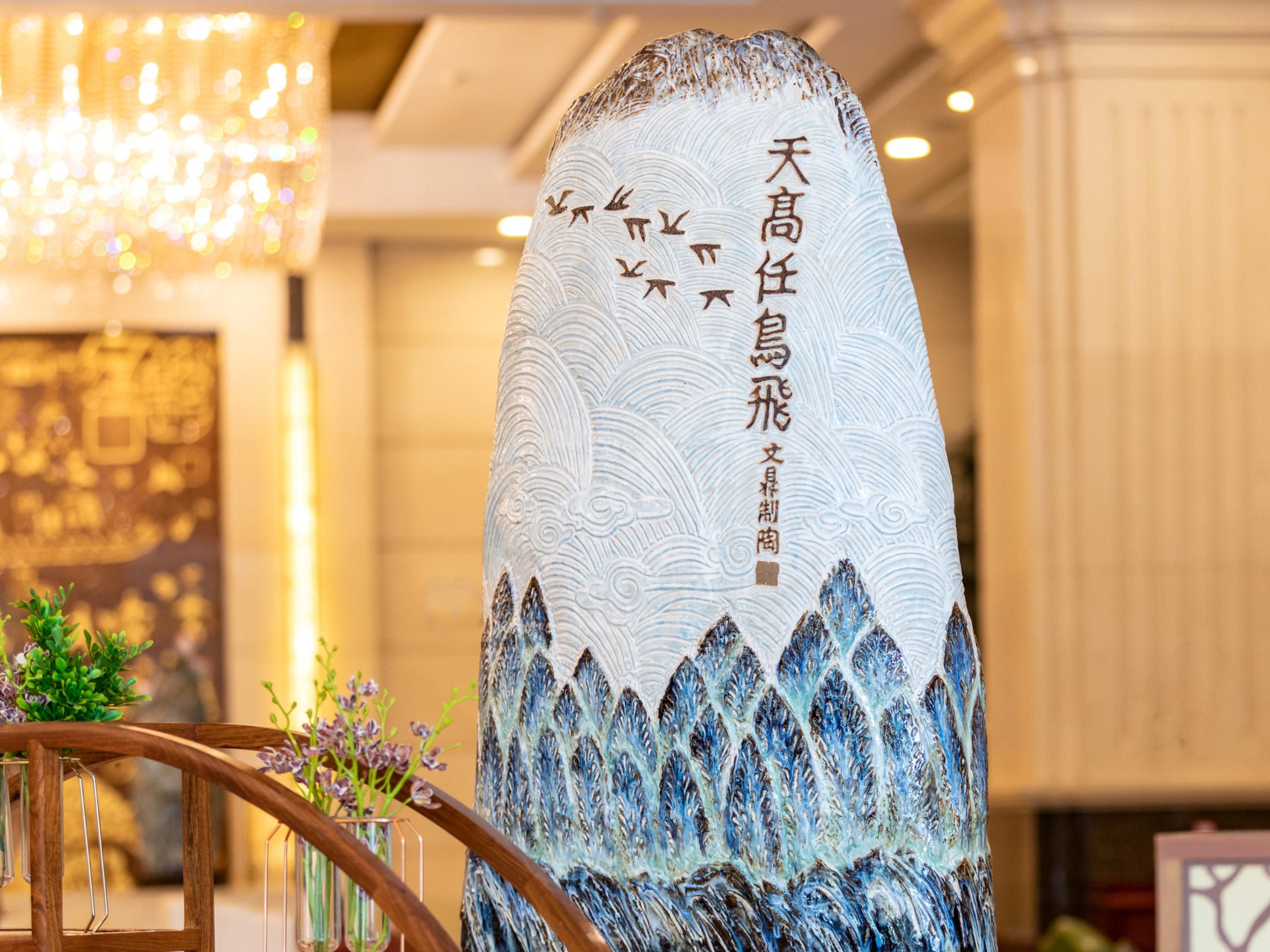 Crowne Plaza Foshan has long been recognized as a Foshan and Lingnan culture hotel. Once you are in the grand lobby, you will be amazed to see the huge stone carved artwork wall, named Foshan Autumn Parade by paper-cut master Chen Yongcai, behind the reception desk. There are various cultural artworks on display within the hotel.