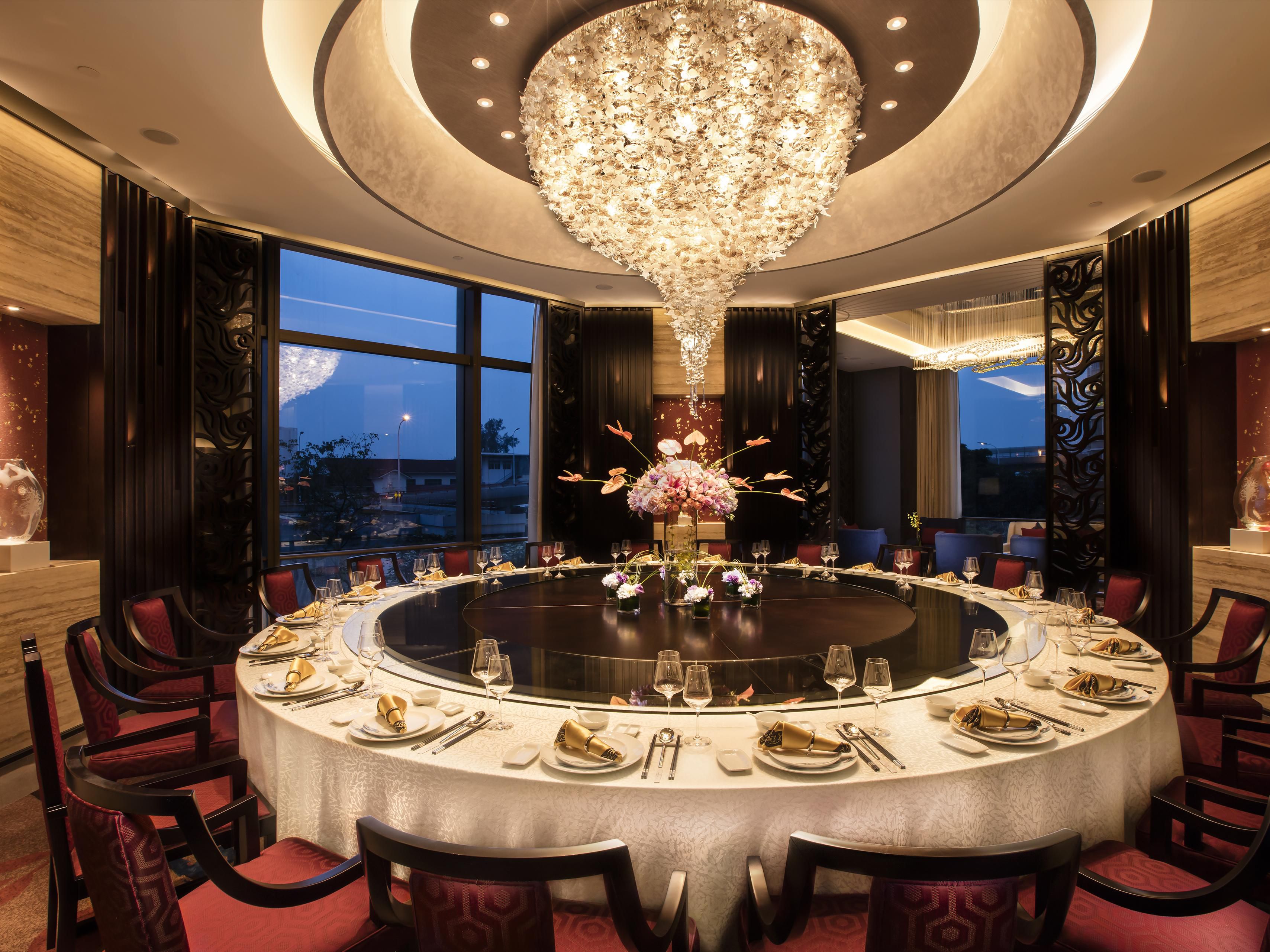 彩丰楼中餐厅甄选优质的食材，以精致的粤菜搭配颇具当地特色的闽菜以及香辣爽口的川菜，来激发您的味蕾，为您呈上一席灵活鲜动的色彩美餐。