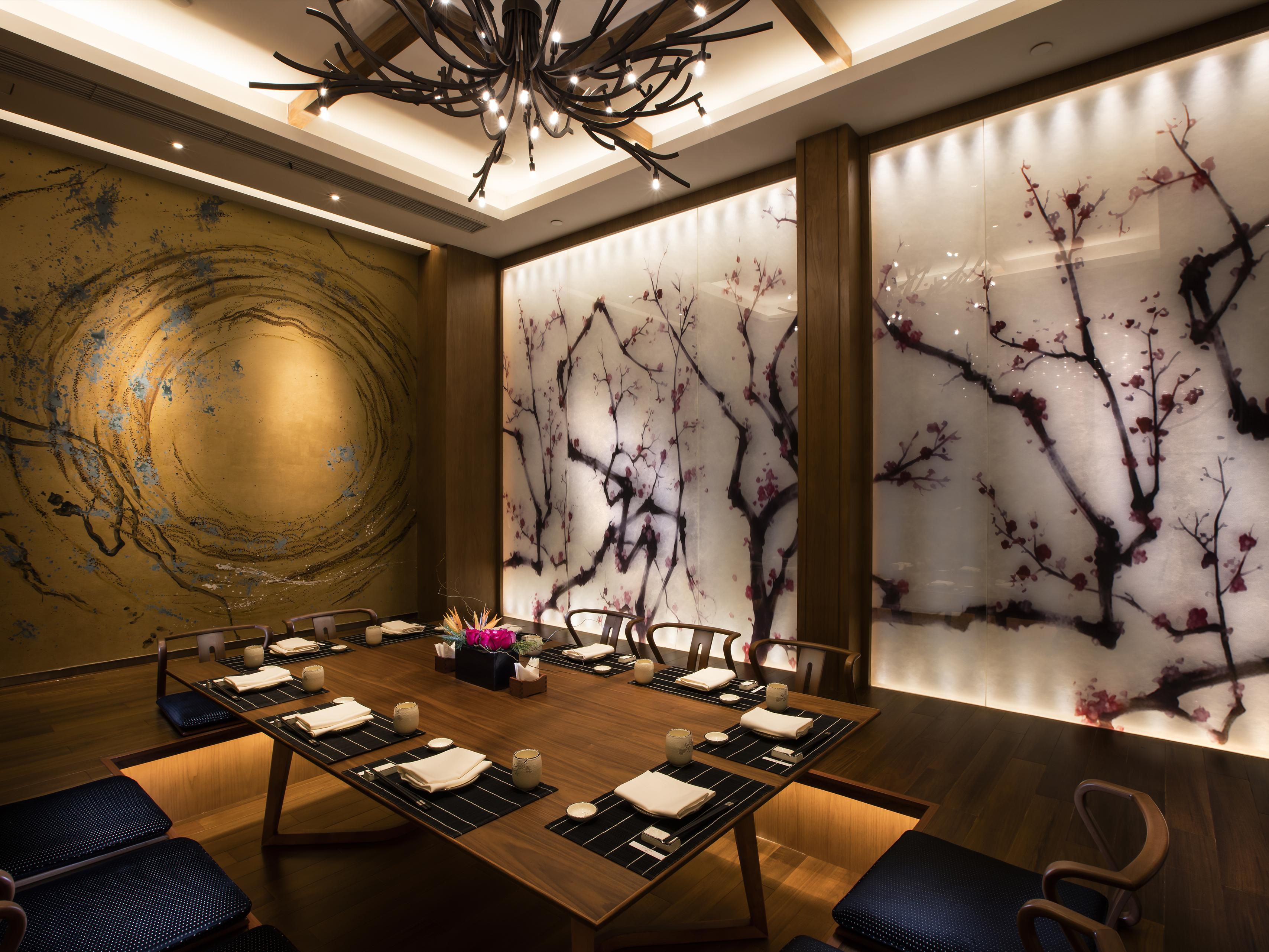 三宅日本餐厅为您打造充溢着无限活力的奢享空间，供应纯正的日式料理。上乘新鲜的食材经即时烹饪后，将会带给您前所未有的味蕾体验。