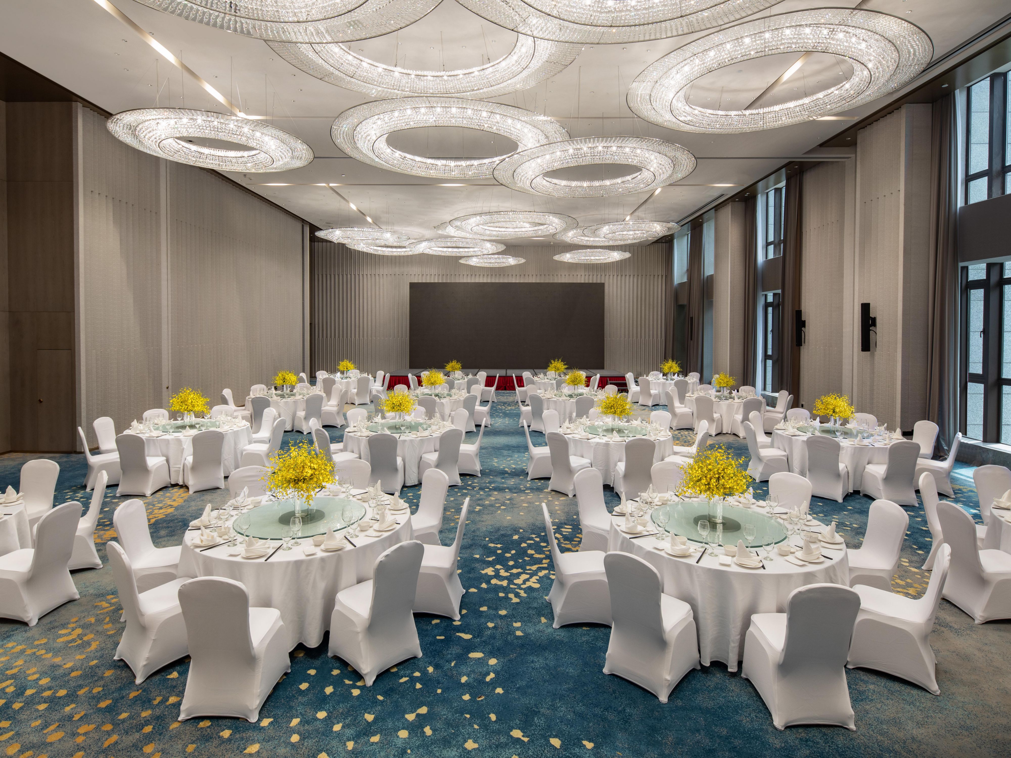 538平方米的水乡大宴会厅园林景色怡人，可摆放500人鸡尾酒会。所有会议室均配备先进的多媒体演示系统和视听系统。