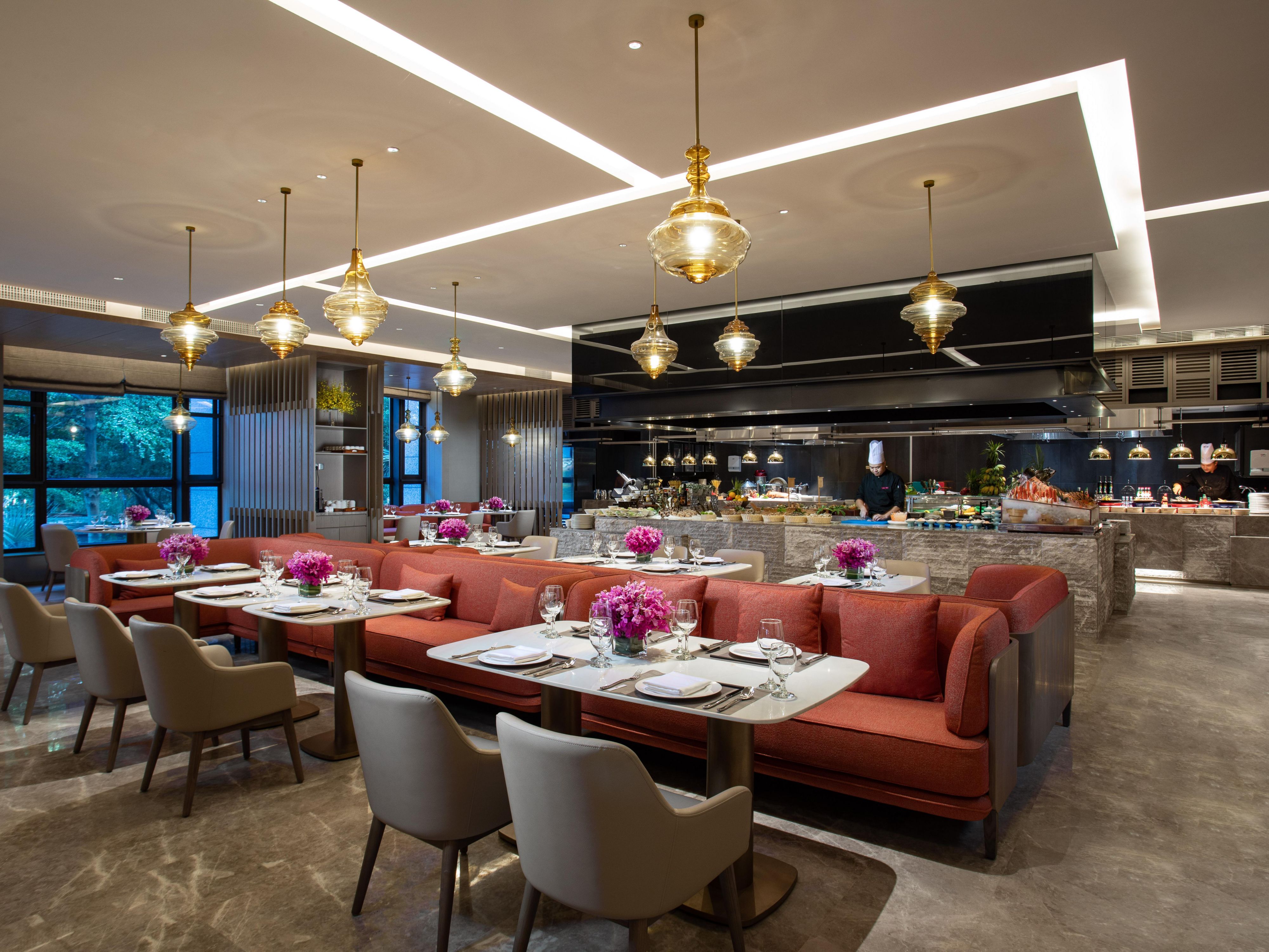 名厨汇全日餐厅提供品种繁多、新鲜且富有营养的全球经典菜系，更有动作娴熟的大厨现场演绎美食缔造过程，将安全无污染的食材以创新的方式呈现于您面前，让您尽情品享蕴含国际美食文化的饕餮盛宴。