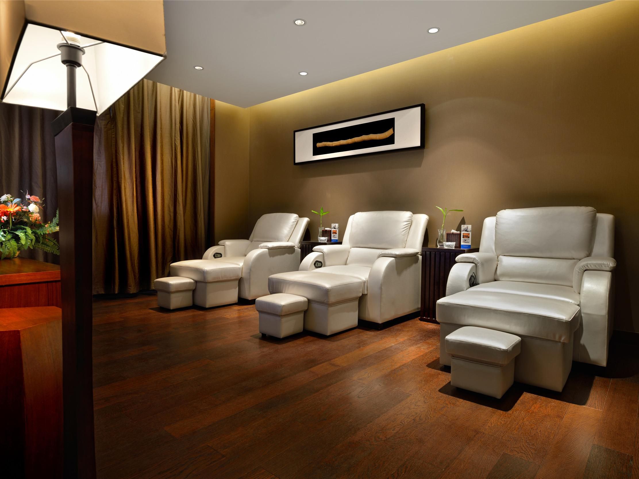 The place offers an indulgent collection of Tibetan body spa treatments and foot massages, helping remove the stress caused by the plateau environment.