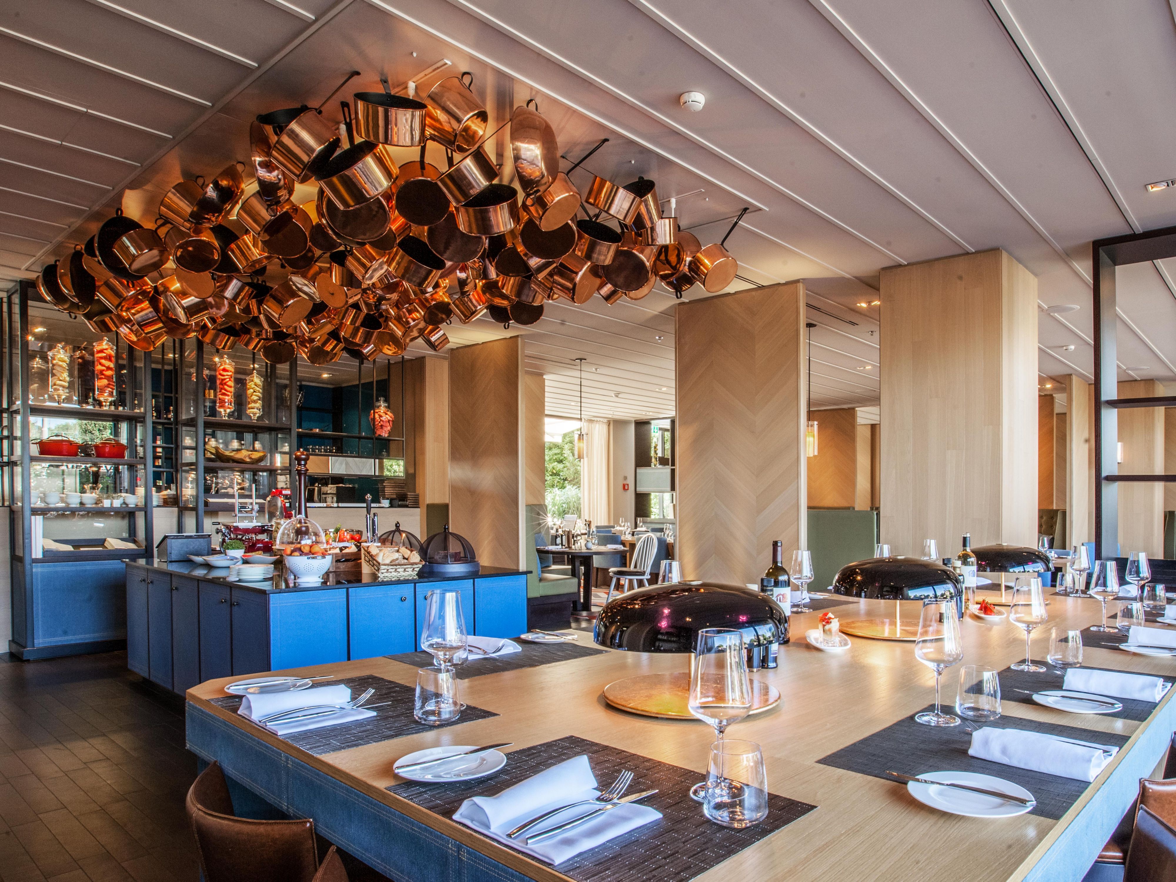 Savour diverse culinary offerings at Crowne Plaza Geneva, where five distinct food and beverage options cater to every palate. Whether you crave fine dining with seasonal specialties, the delightful spread of a breakfast buffet, coffee, beer, wine or tempting light snacks, our dining destinations promise a memorable culinary journey.