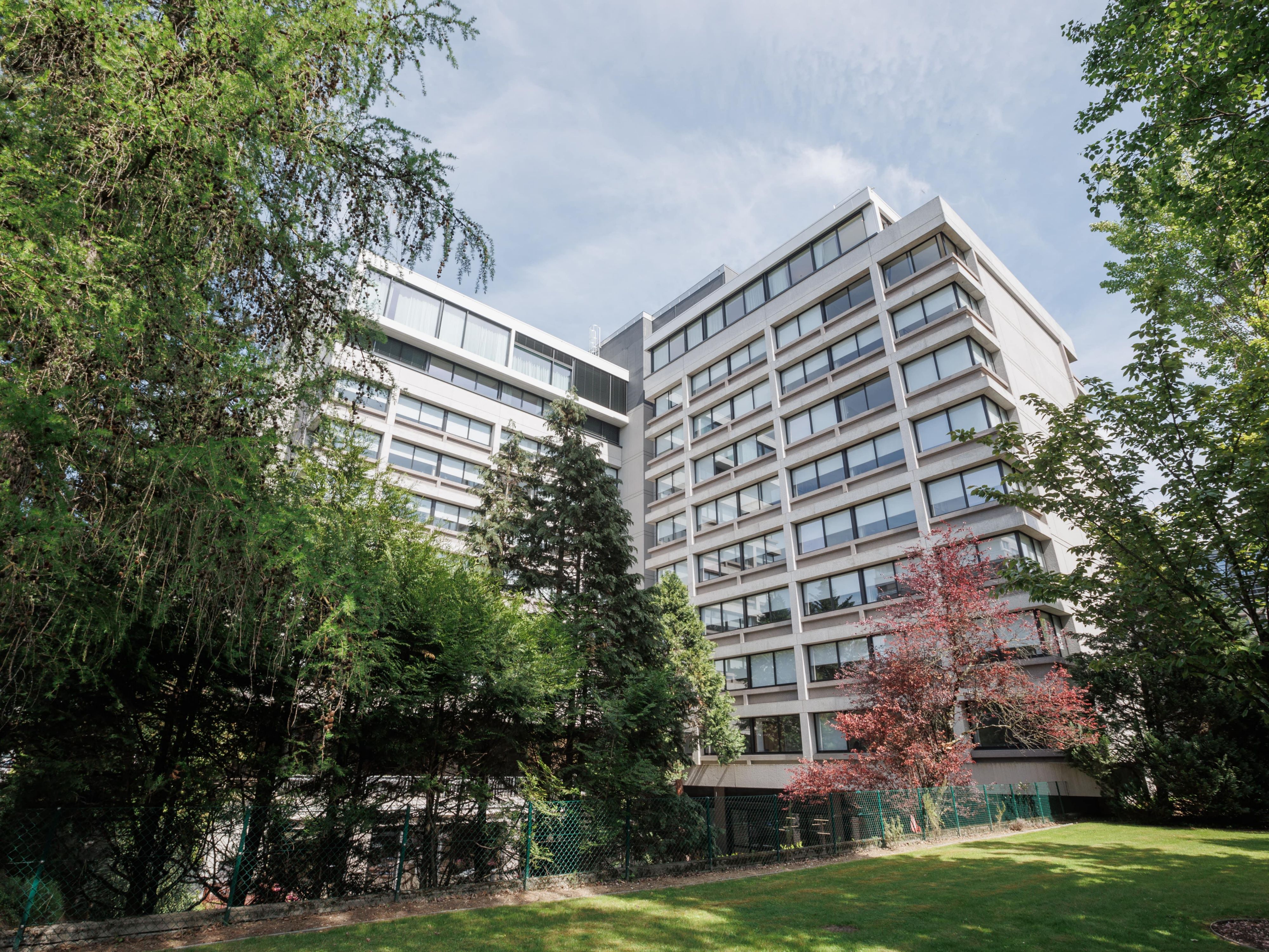 Surrounded by lush greenery and mountain views, our hotel offers a peaceful retreat just two minutes from Geneva Airport. Here, convenience meets tranquillity, providing effortless access to the city without sacrificing the serenity of a beautiful and welcoming natural setting.