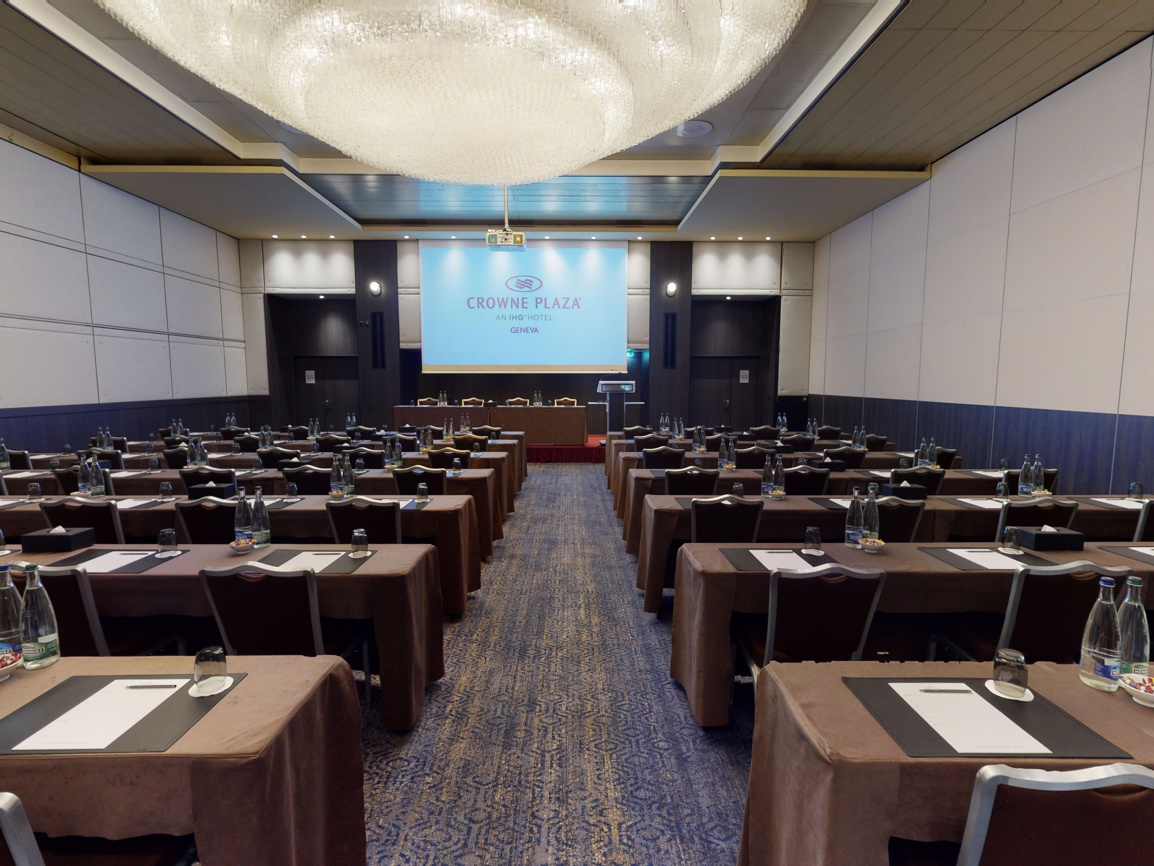 From intimate gatherings to grand galas, our 16 modular meeting spaces and expansive green areas provide the perfect backdrop for any event. With 2,000m² of flexible indoor space and 1,700m² of lush gardens, we accommodate up to 800 guests in a setting that blends elegance, functionality, and natural beauty, ensuring seamless and memorable events.