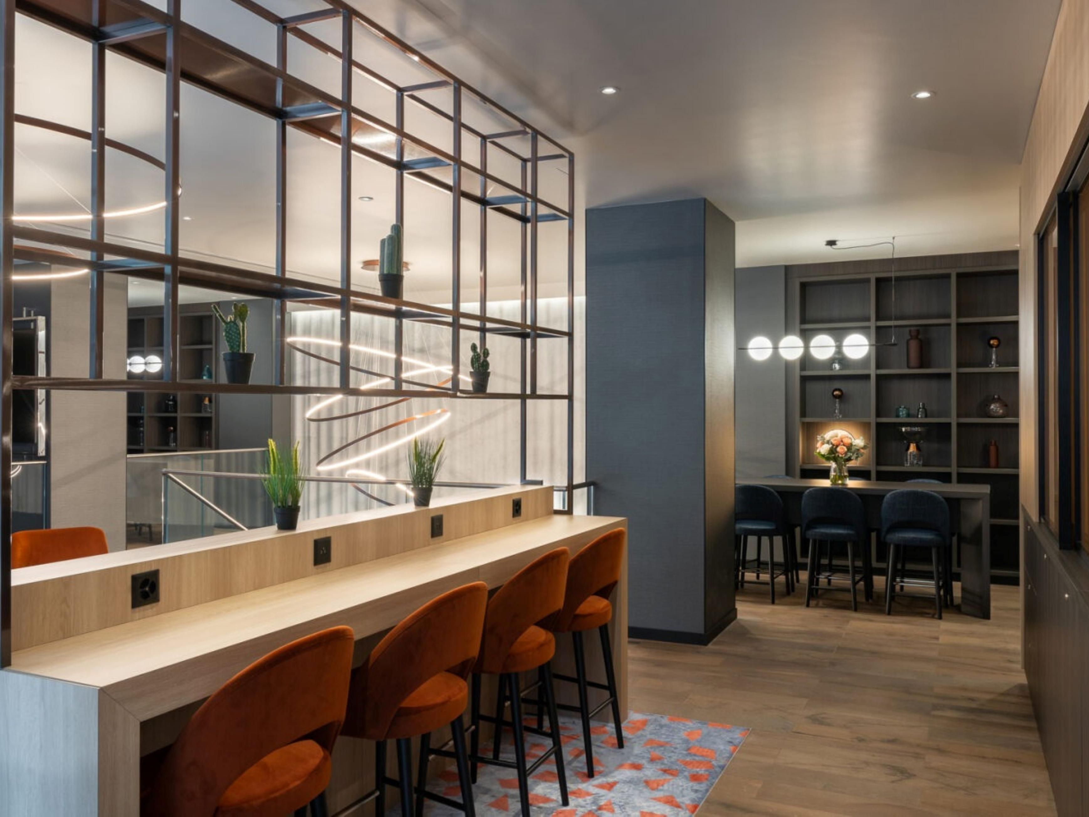 Designed for both productivity and relaxation, our contemporary co-working spaces offer a versatile and inspiring environment. Whether you're working, socialising, or unwinding, enjoy a setting crafted to restore, inspire, and energise. Accessible on a consumption basis, these cosy spaces invite you to connect, create, and recharge.