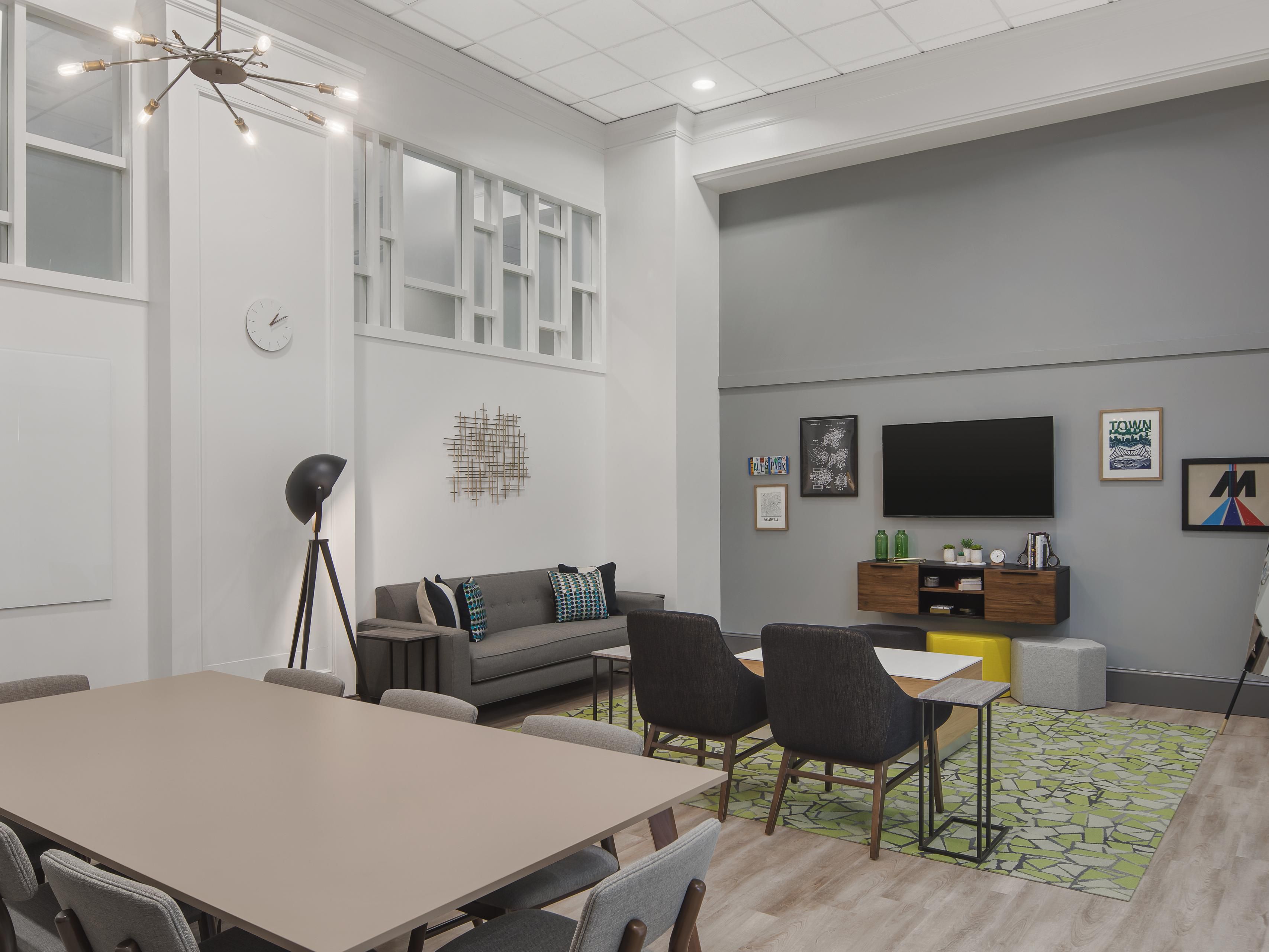 When multi-tasking is your M.O., we've got the right space for you. Whether you're working solo or in a team huddle, Plaza Workspace offers adaptive spaces with access to food and service when you need it most. You’ll find everything you need to get the job done, from brainstorming fresh ideas to hosting a winning presentation.
