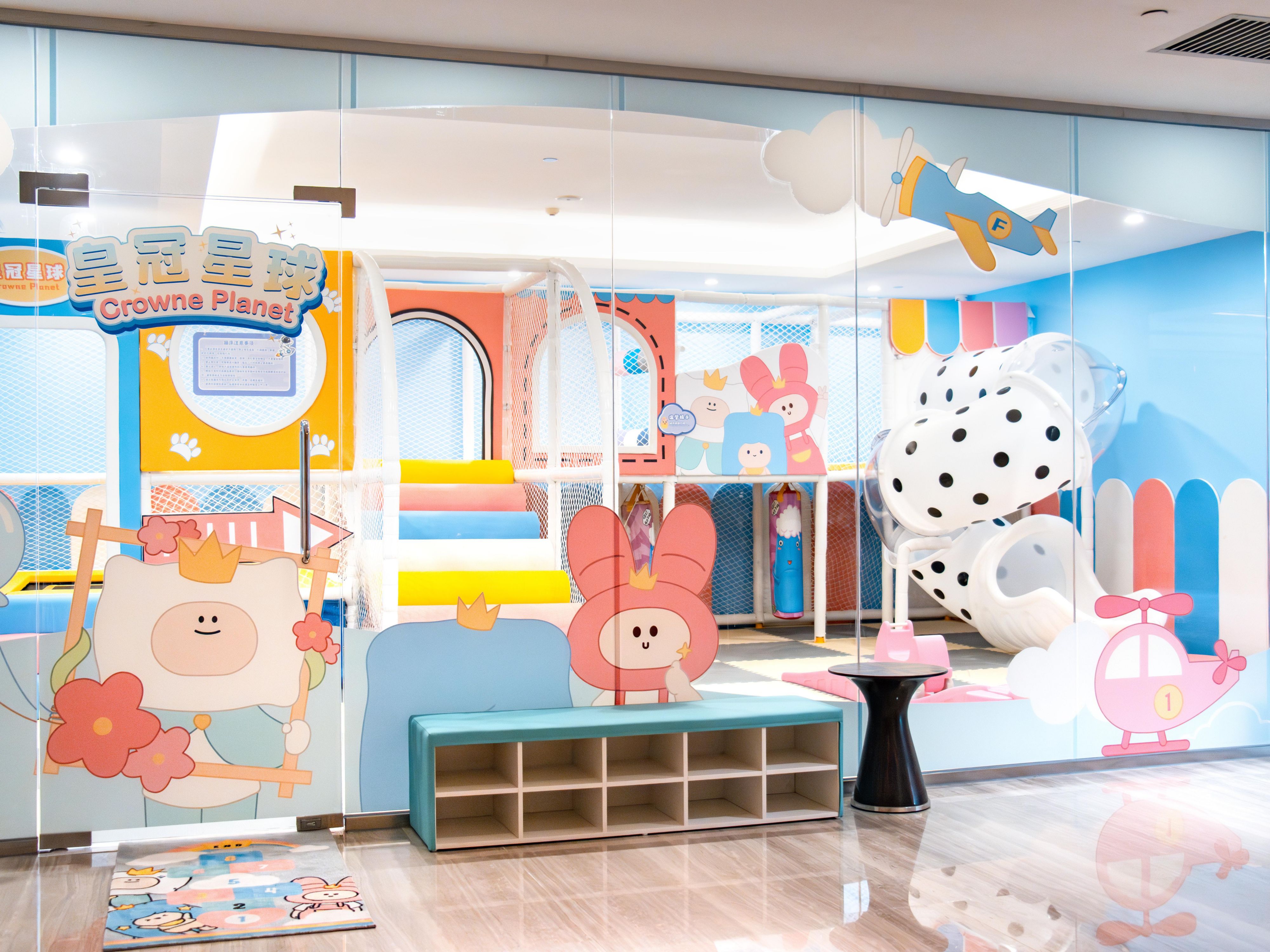 酒店设有一个儿童乐园，配置蹦床、滑梯、多功能积木等儿童设施。为孩子们打造梦幻天地，开启欢乐童年时光。