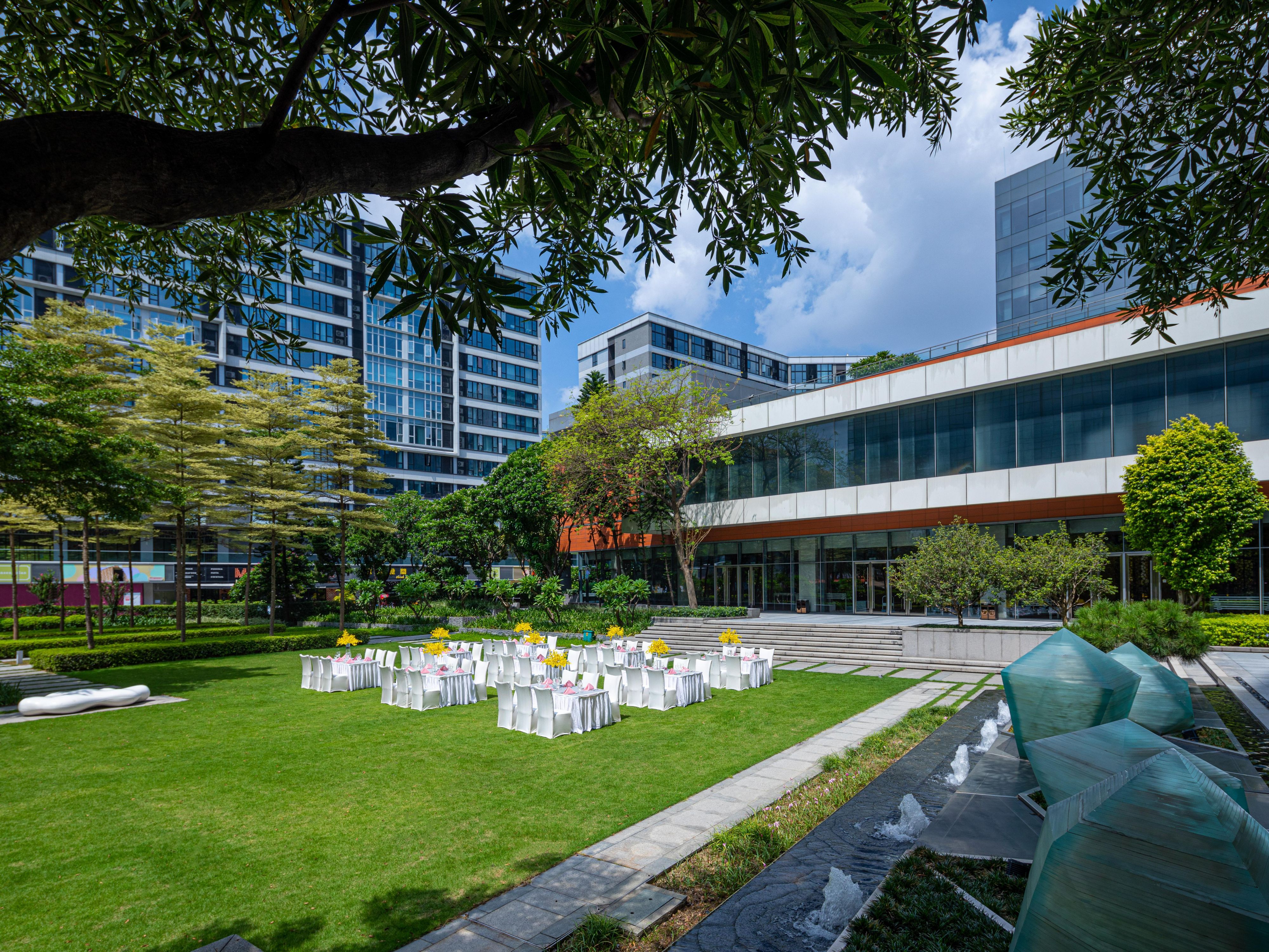 在绿意盎然的草坪上，令您置身于一处远离尘嚣的世外桃源，尽情享受蓝天白云带来的无尽惬意，资深皇冠会务总监负责为您出谋划策，量身定制终生难忘的浪漫婚礼。