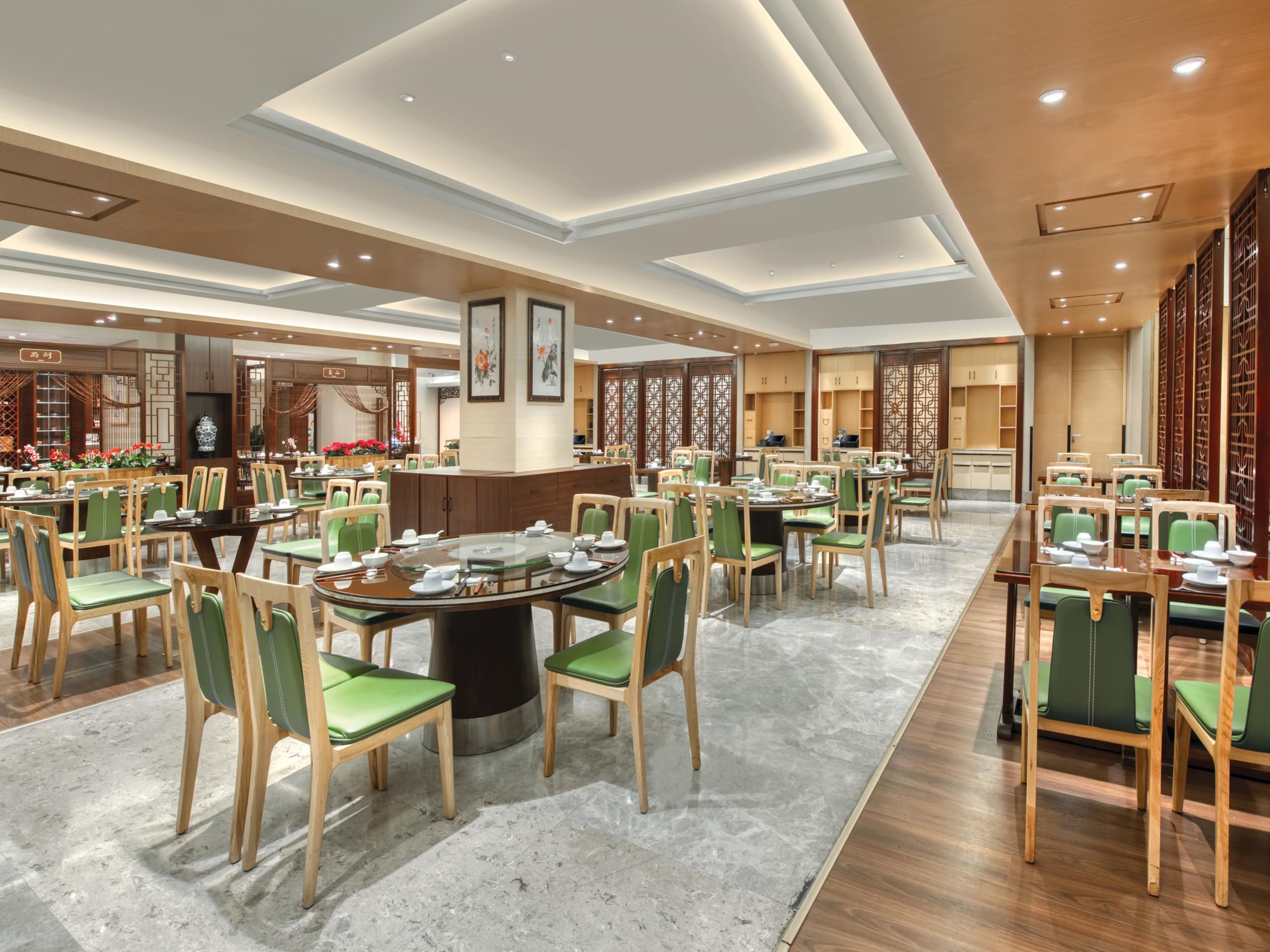 百粤楼中餐厅设有8间气派豪华的贵宾厅。餐厅提供新鲜、健康和营养的正宗粤菜。
为海内外客人提供精美的中华地方风味美食，包括精心蒸制的各种面食及扬名海内外的地方小吃。