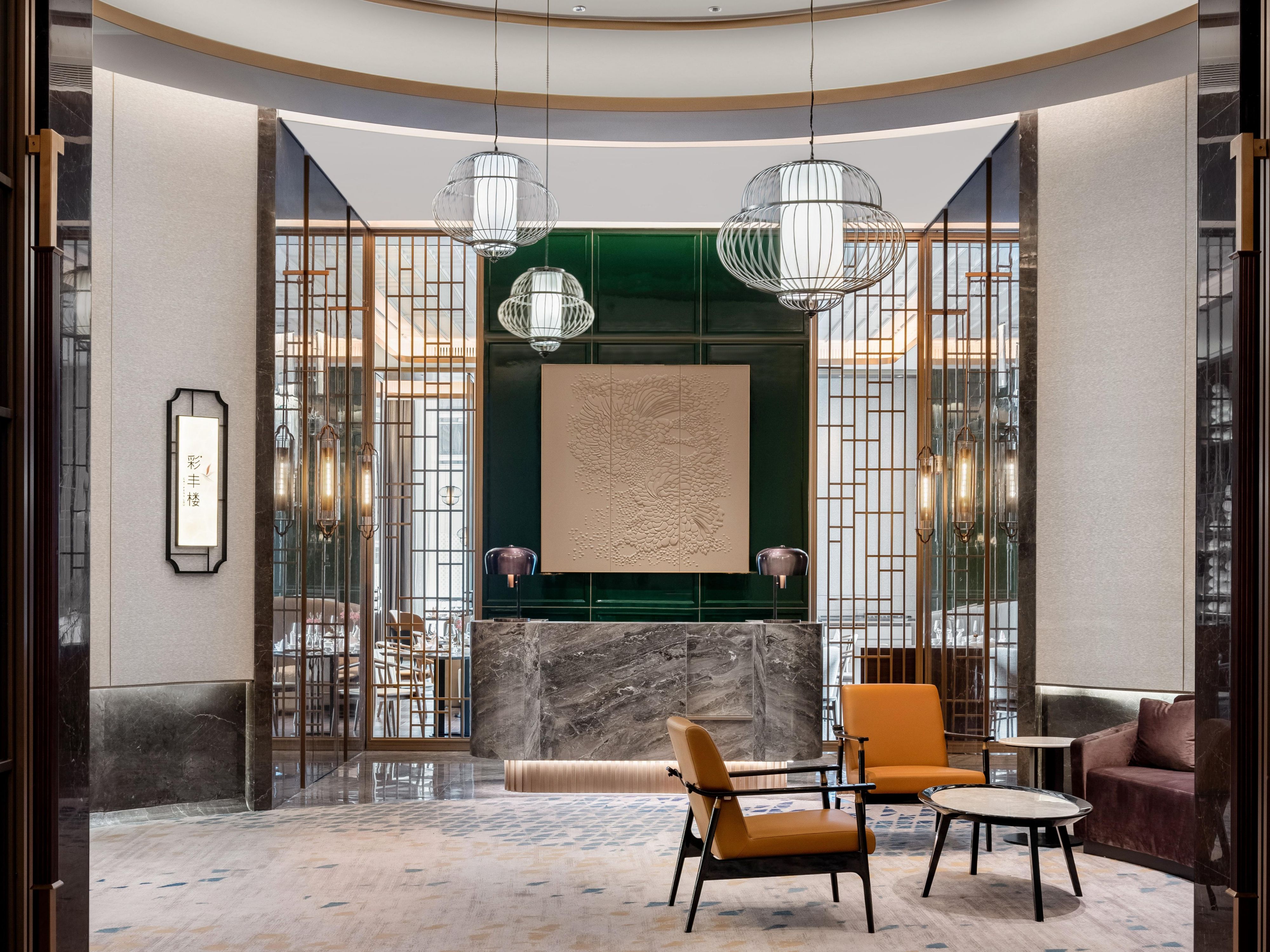 设计灵感引入鸟文化元素的彩丰楼，将传统与现代融合，既彰显了精致的现代感，也引领现代餐饮之优雅风格和别样就餐体验，是亲朋好友聚会、商务用餐的理想之所。餐厅提供杭帮菜及融合菜肴，设有9间包房， 及一个全景景观的零点大厅，其中最大包间“凤凰”可容纳24人。