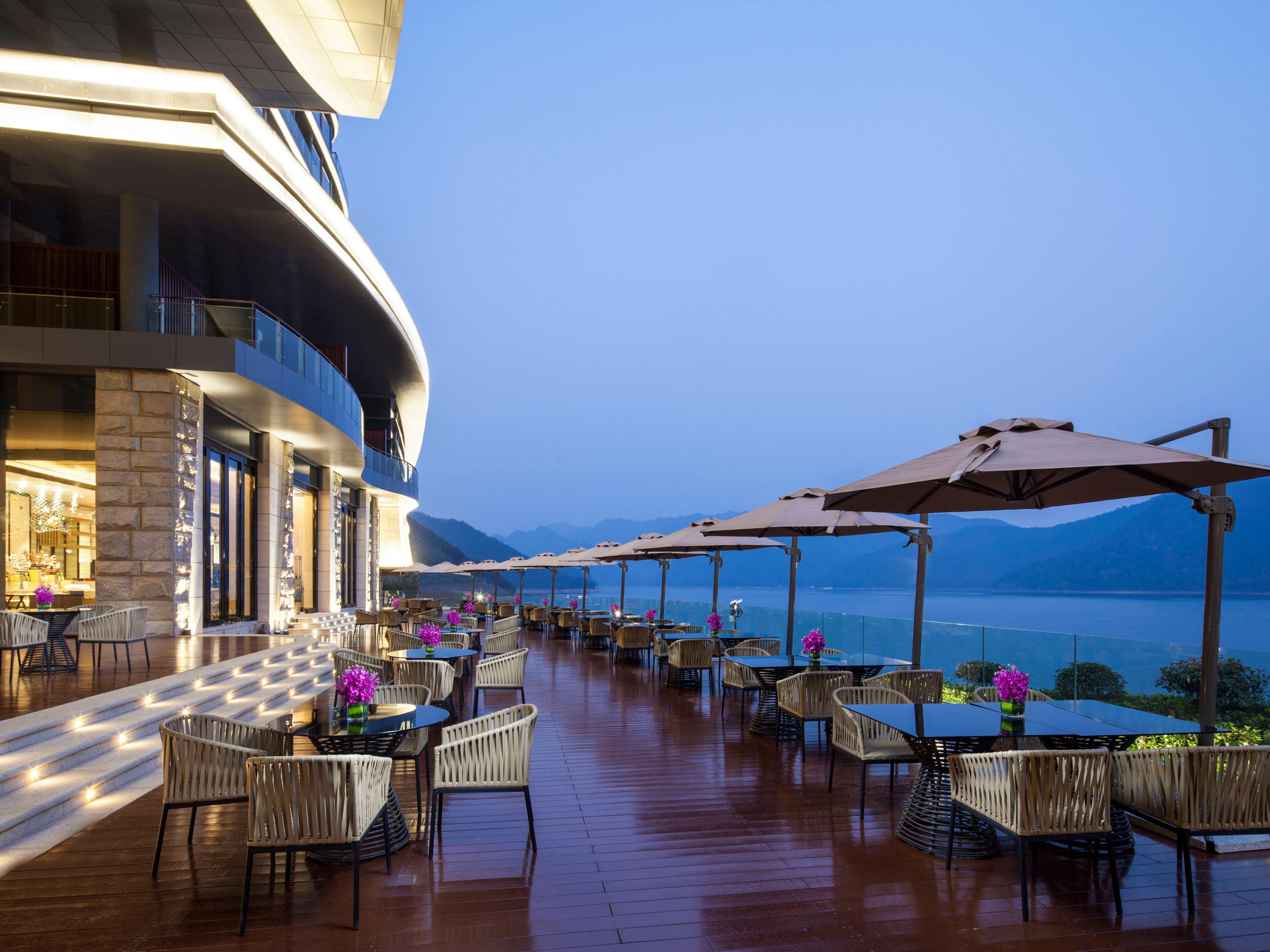 The Catch Chinese Restaurant features One Thousand Island Lake organic fish head with different cooking methods and specialty ingredients, fresh lake food, as well as Jiangsu and Zhejiang cuisines.