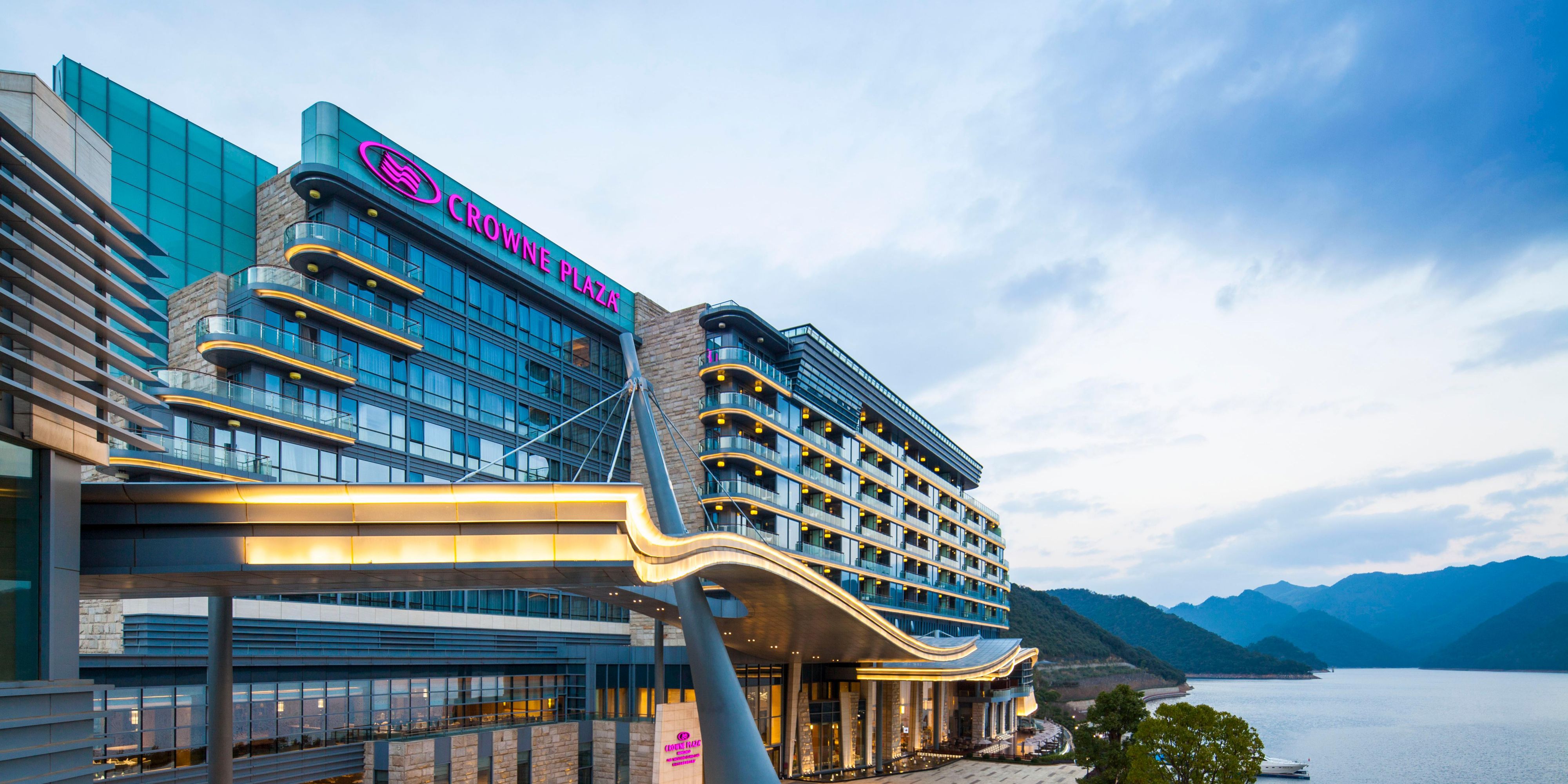 $hotelInfo.mediaDetails.welcomePhotos.primaryPhoto.caption}