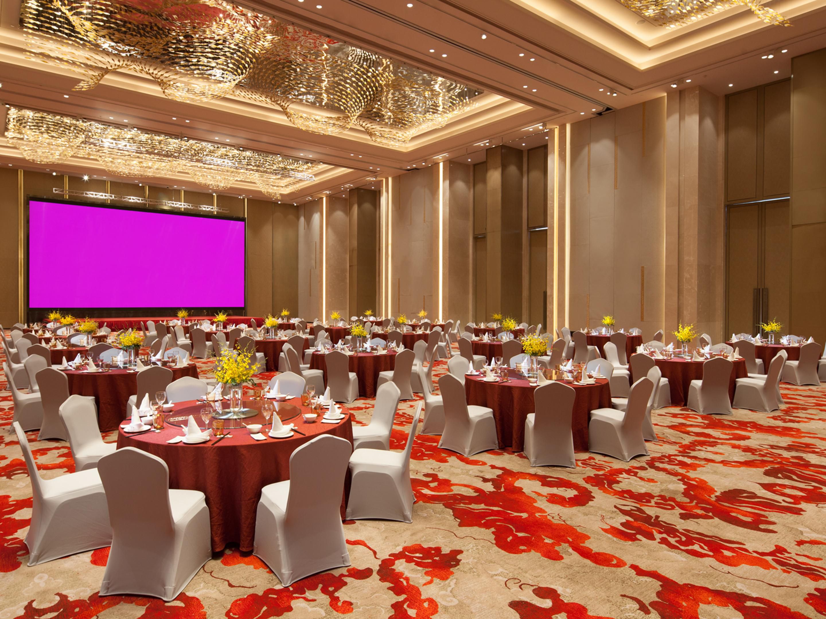 2500 square meters of flexible meeting space, including Jiande Ballroom 9 meters high, an area of 860 square meters, column-free ballroom equipped with 80 square meters of LED screen and advanced audio-visual equipment; 7 small and medium-sized multi-function halls; separate VIP room. Also equipped with a professional and efficient conference team.