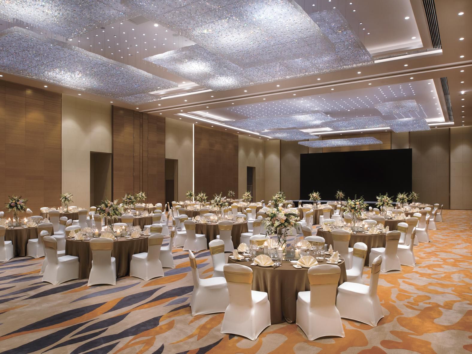 杭州钱塘皇冠假日酒店拥有占地1,550平方米（16,684平方尺）的会议宴会设施，可承接多达700人左右的会议及社交活动。所有宴会会议室均自然采光和现代化会议设施，满足您不同的会议宴会需要。