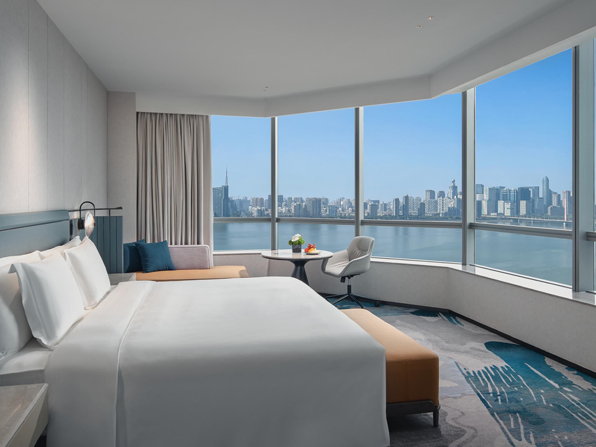 Perched on the Qiantang River, 75% of rooms offer direct river views through floor-to-ceiling windows. Daytime panoramas stretch across the mighty river, while nightly light shows illuminate the city skyline—blending urban energy with natural serenity. Each moment here is an immersive escape from the ordinary.