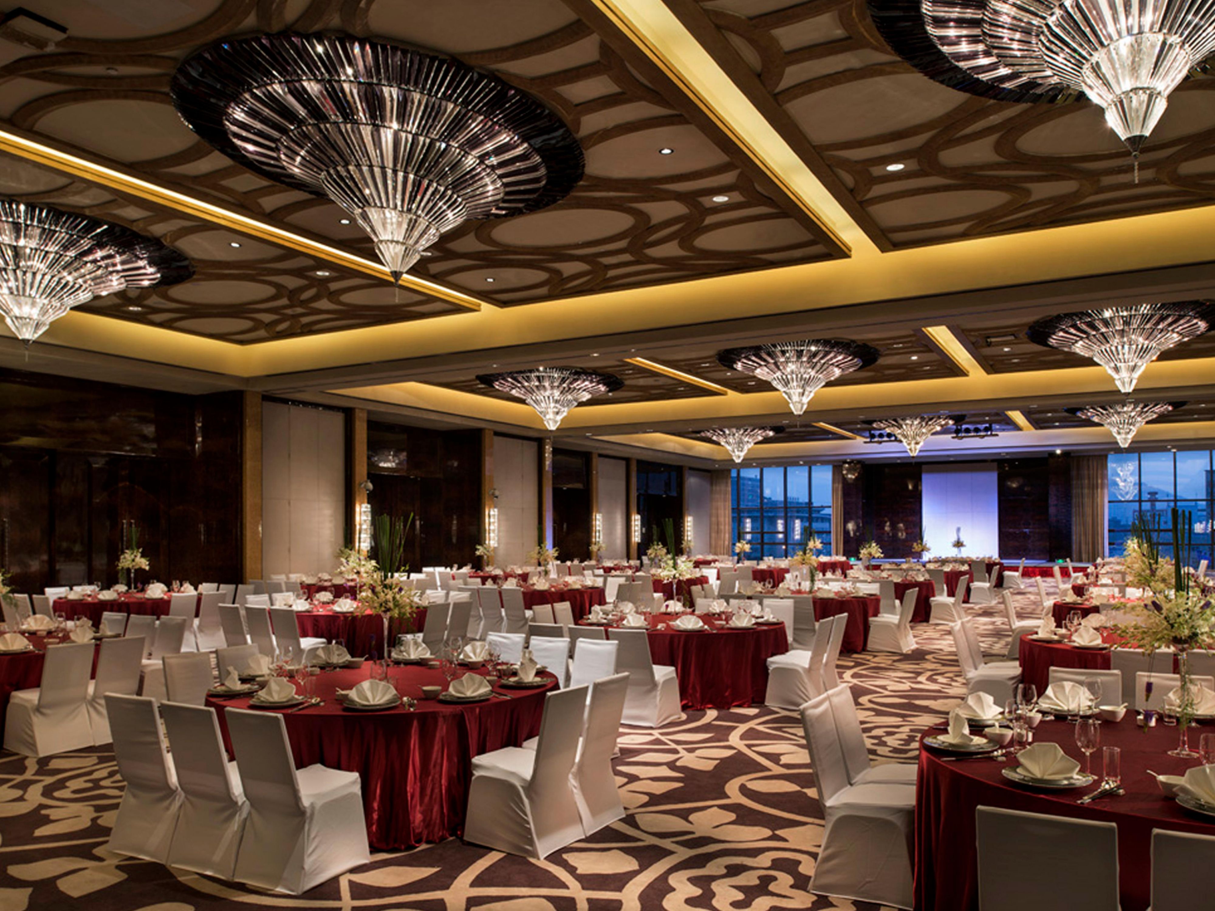 灵活的1328m²大宴会厅能接待20桌-68桌不同类型的婚宴,您可在我们的大宴会厅举办盛大晚宴,亦可在我们独特的室内婚礼殿堂举办梦幻的西式婚礼.